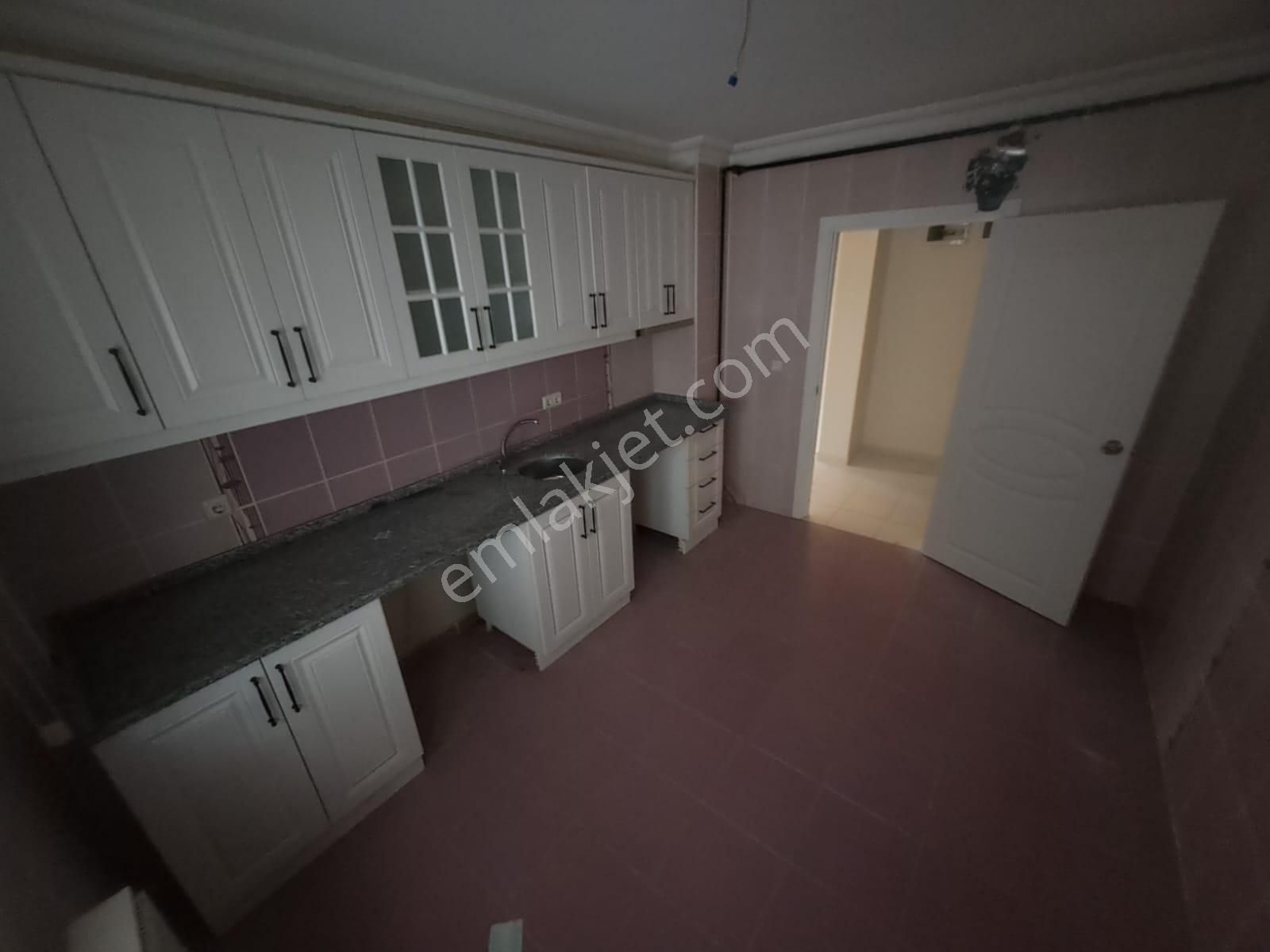 Bilgen Vatan'dan Bağlarbaşı Duman Sokak'ta Asansörlü 4+1 Cepheleri Açık Manzaralı Satılık Daire - Görsel 5