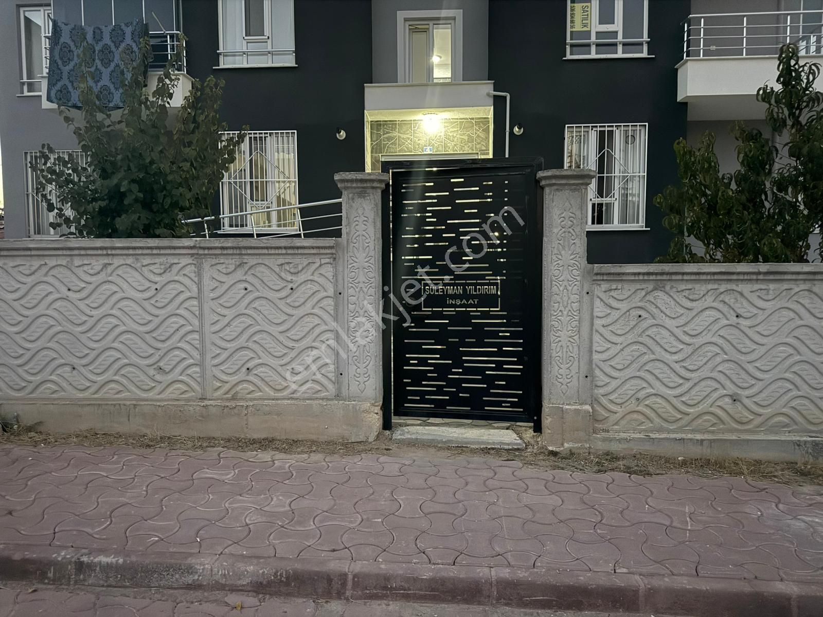 Aktel Gayri Menkulde Akşemsettinde Satılık 3+1 Daire