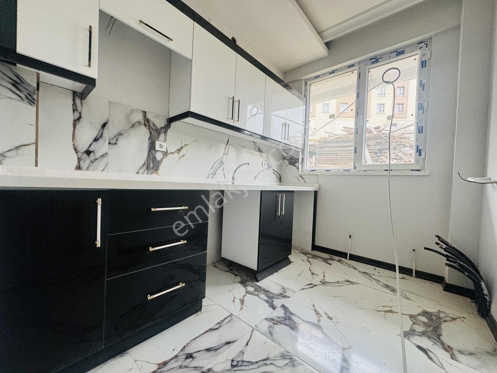 Şentürk Gayrimenkul'den**düz Giriş**/elfida Yakını//sıfır Daire!