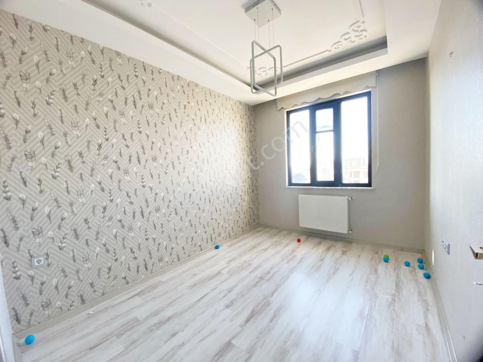Karacaahmet'te Cadde Üzeri Giyinme Odalı Çift Balkonlu U.lüx 3+1 - Görsel 25