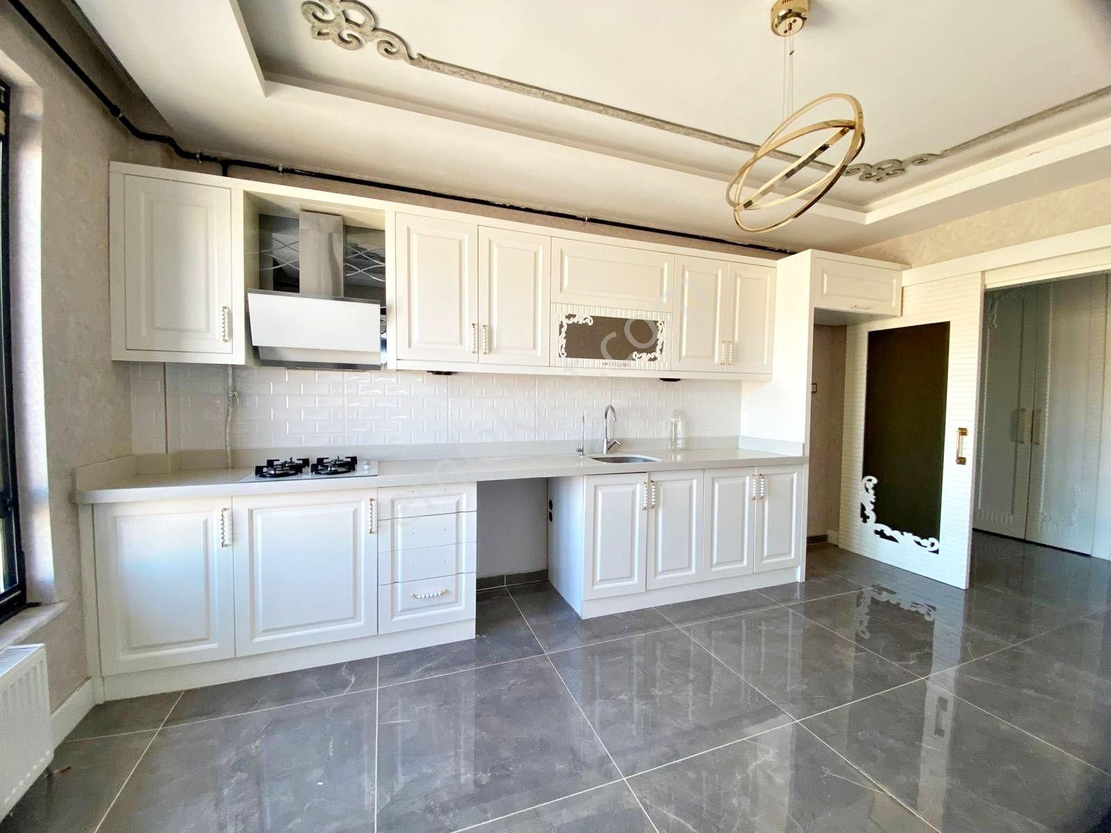 Karacaahmet'te Cadde Üzeri Giyinme Odalı Çift Balkonlu U.lüx 3+1