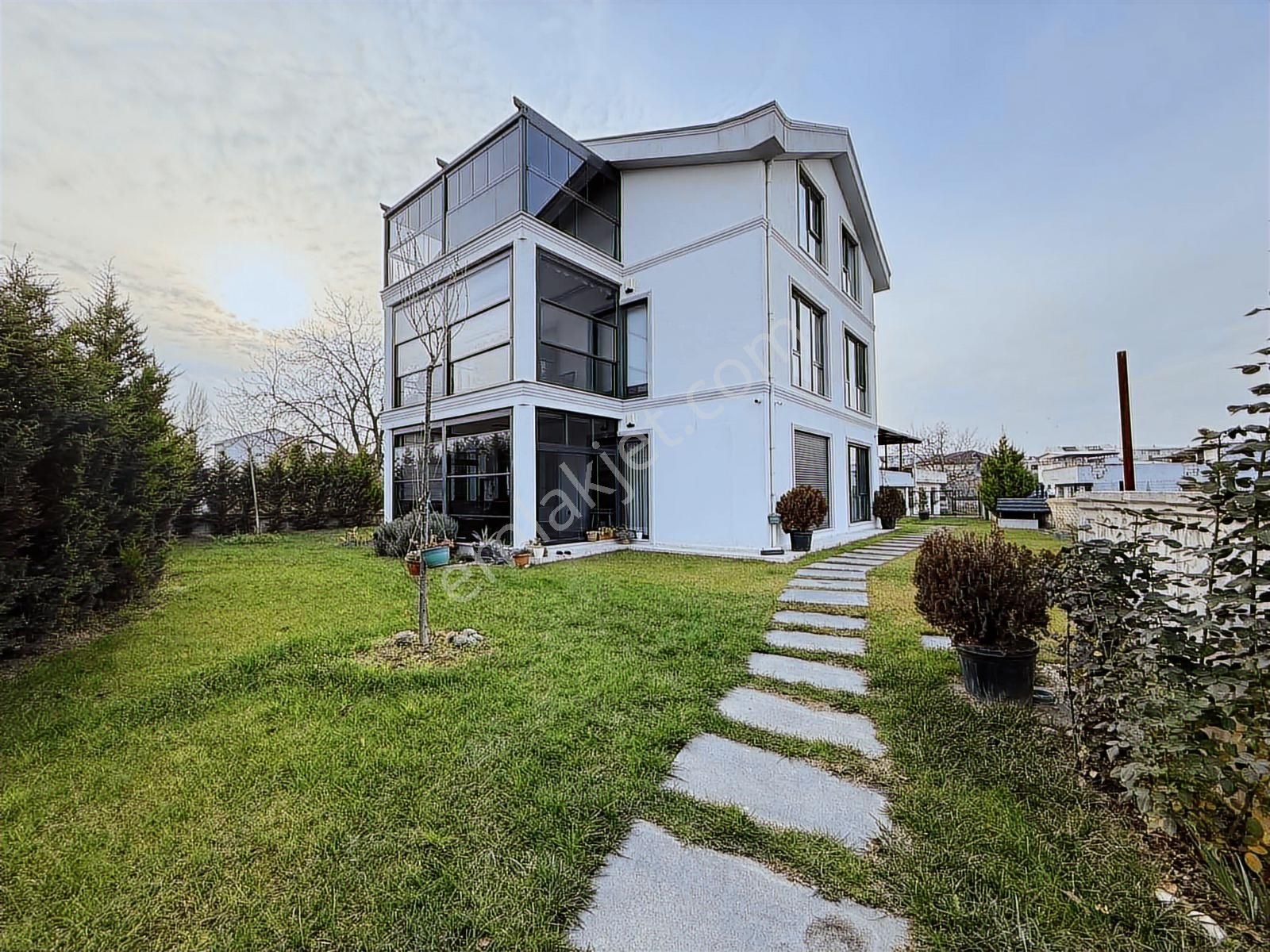 Akram'dan Yunuseli'de Önü Açık Emsalsiz Villa