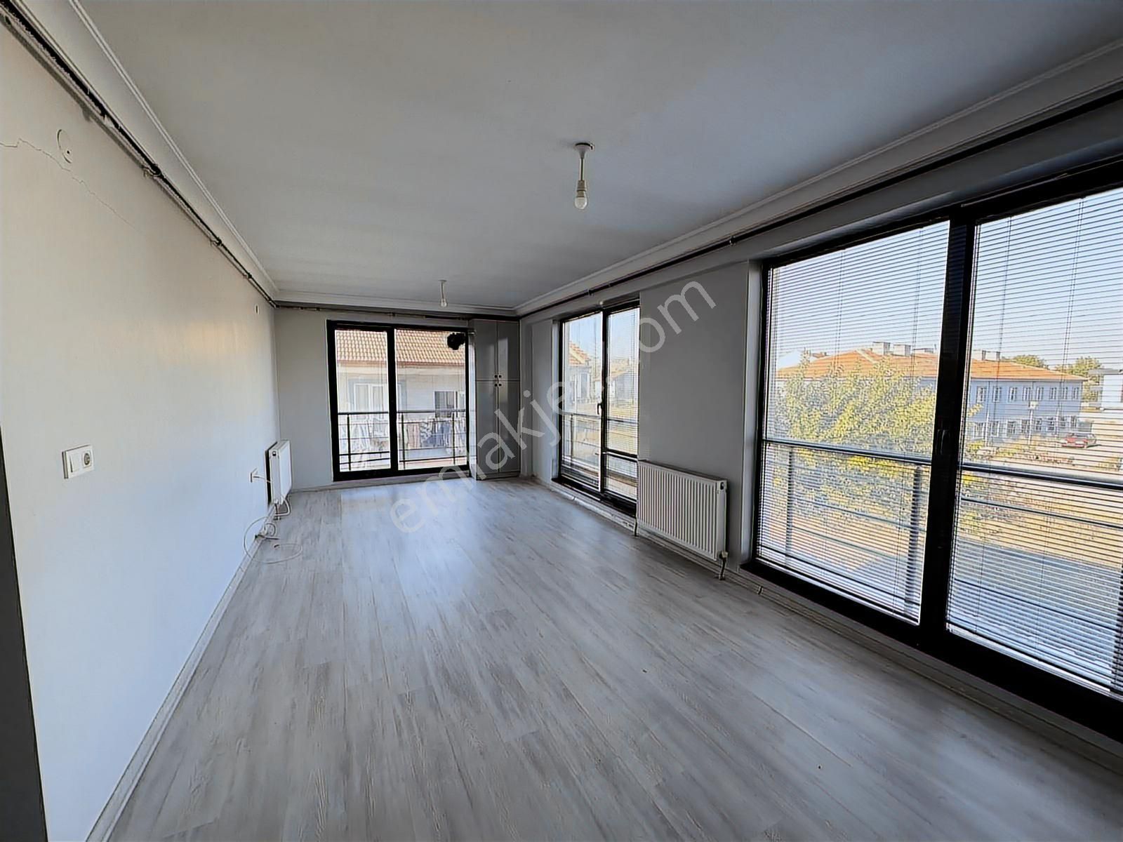 Kariyer'den Akhisar Girişinde 1+1 Geniş Kiralık Daire - Görsel 2