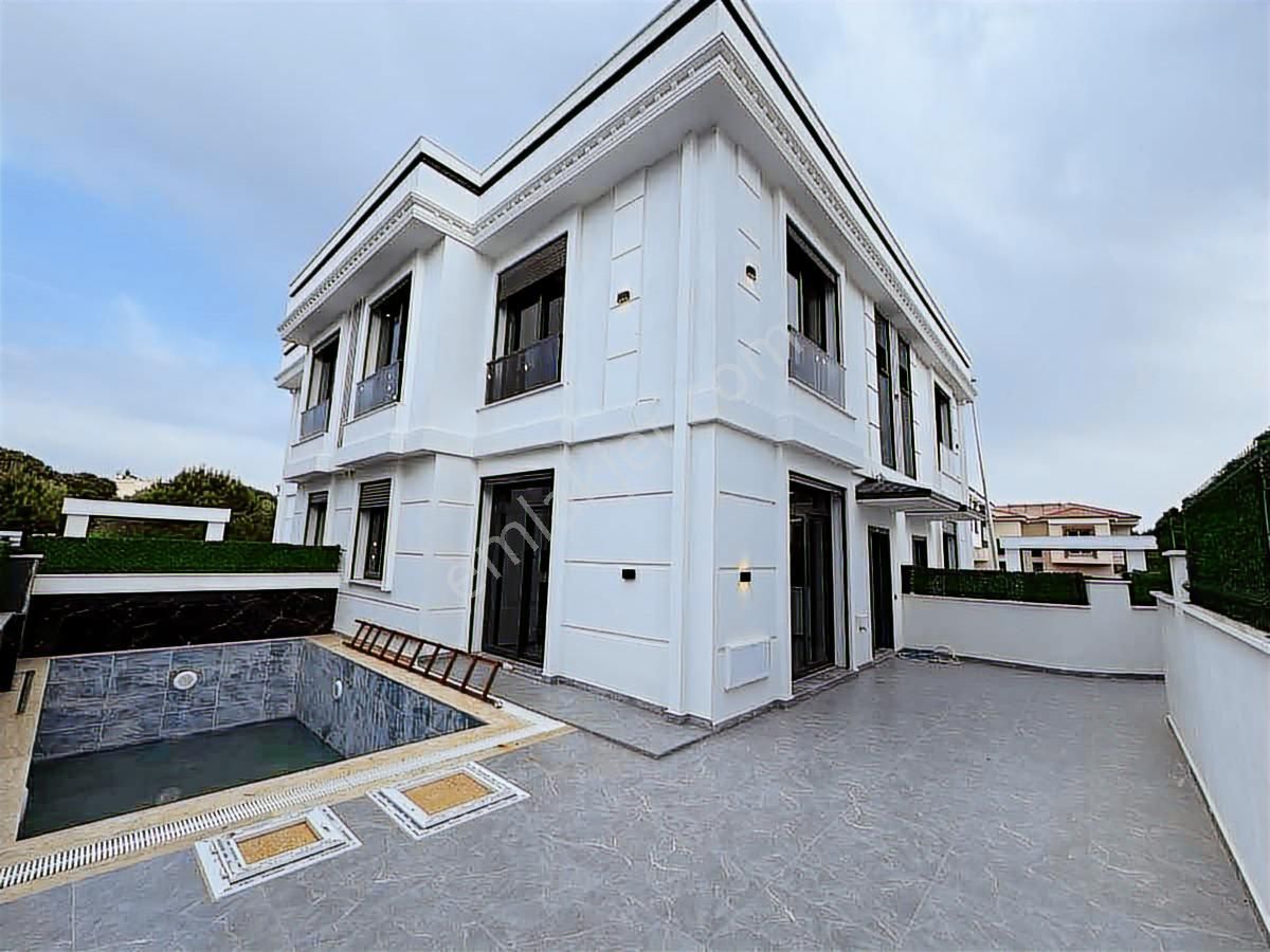 Çamlıkta Müstakıl Havuzlu Sıfır Vılla