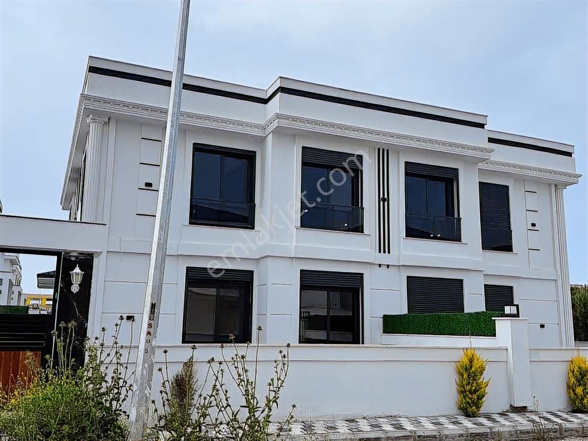 Çamlıkta Müstakıl Havuzlu Sıfır Vılla - Görsel 12