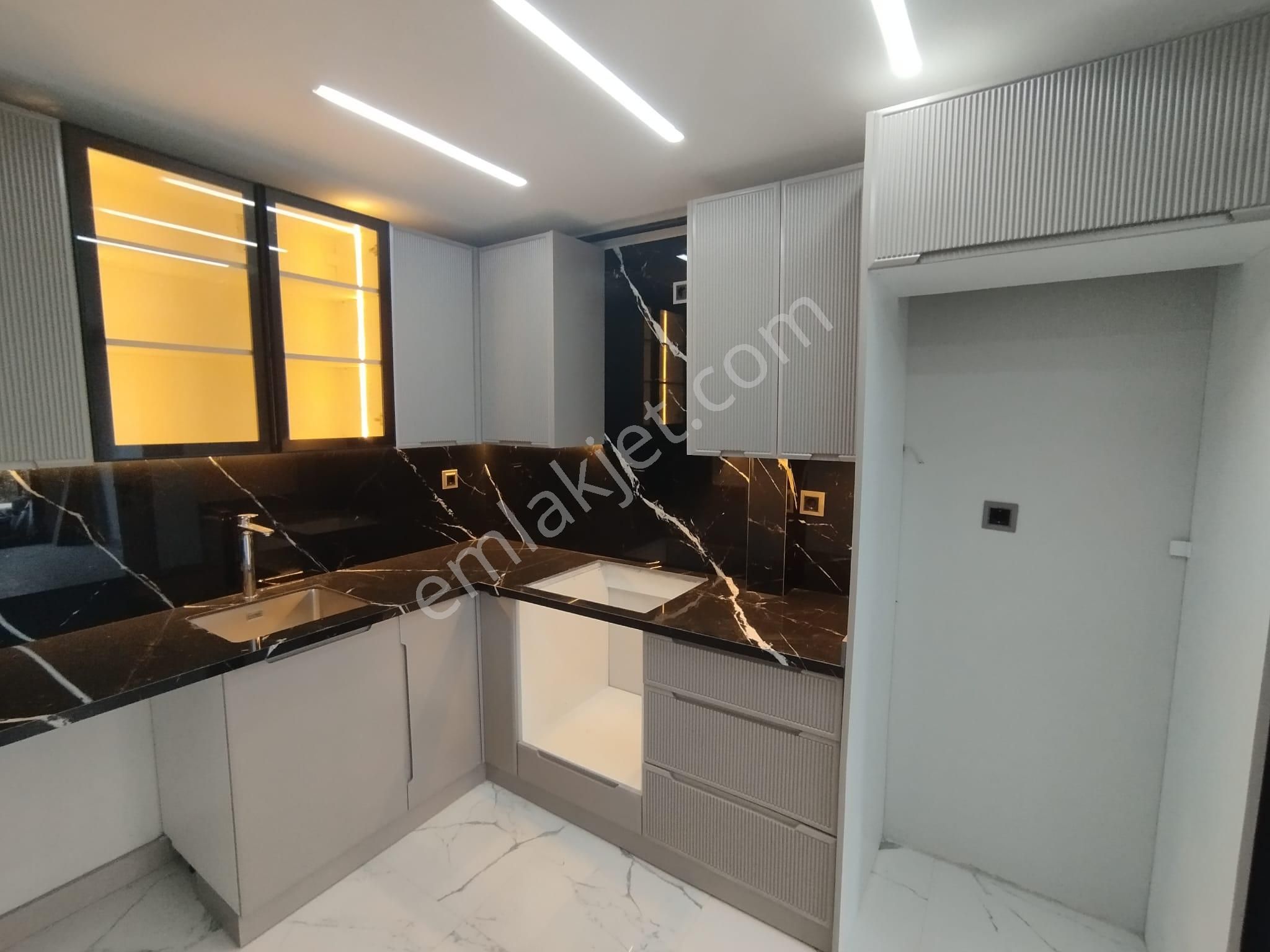 Cadde Üzerinde Kapalı Otoparklı 2+1 Sıfır Lüks Daire - Görsel 5