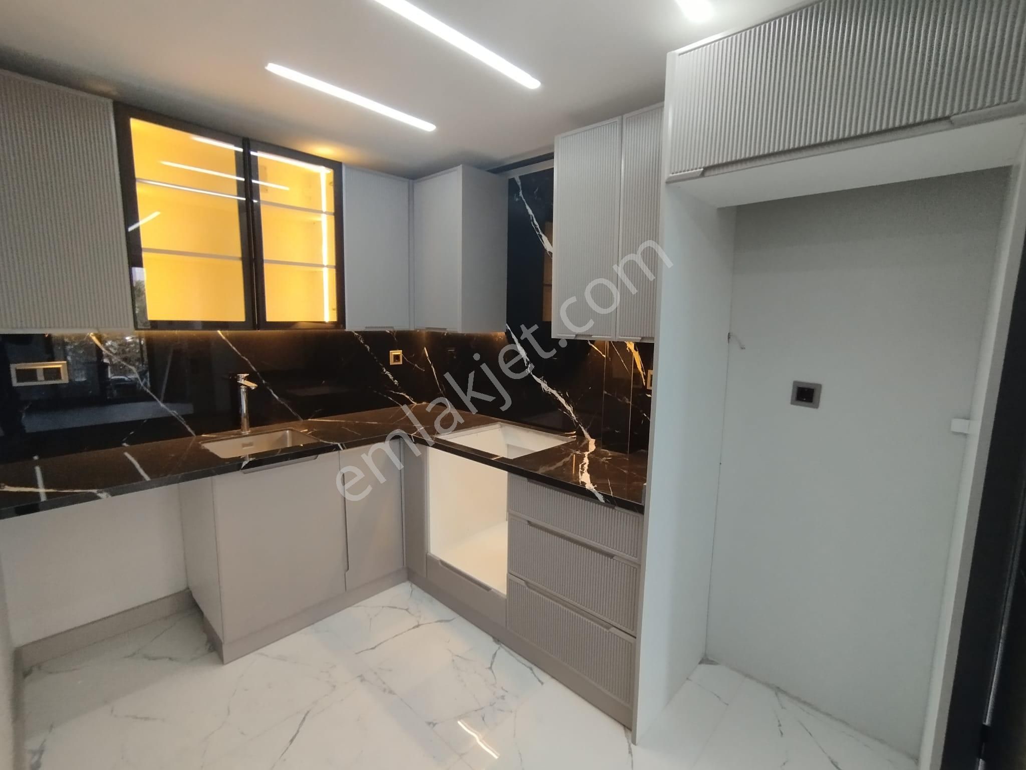 Cadde Üzerinde Kapalı Otoparklı 2+1 Sıfır Lüks Daire - Görsel 7