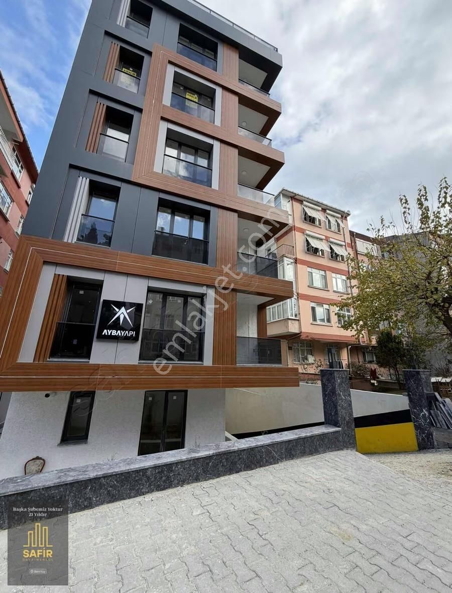 Bakırköy'de Otoparklı Bahçe Kullanımlı Giriş 2+1 Satılık Daire