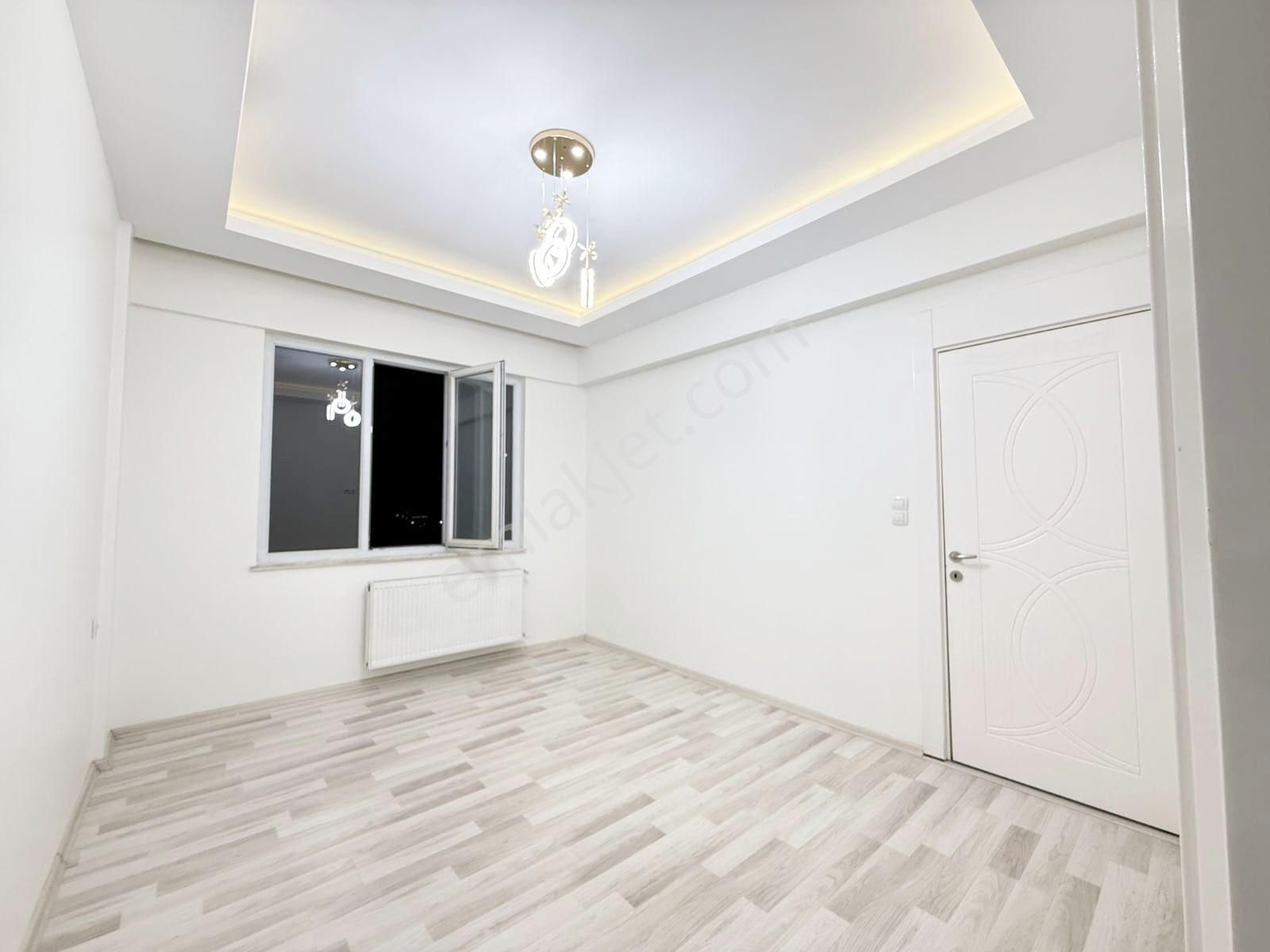 Yeni Karacaahmet'te Arakat Geniş Balkonlu Ebeveyn Banyolu 2+1 - Görsel 9