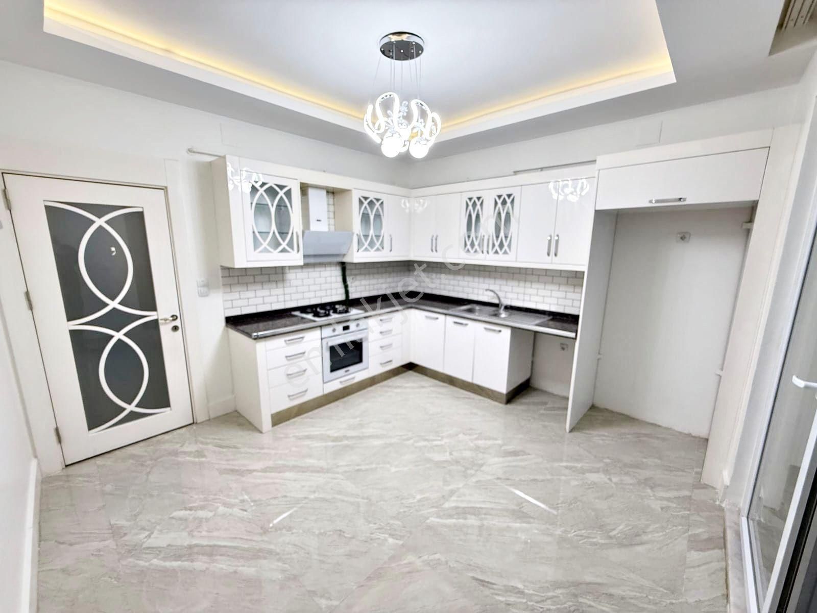 Yeni Karacaahmet'te Arakat Geniş Balkonlu Ebeveyn Banyolu 2+1