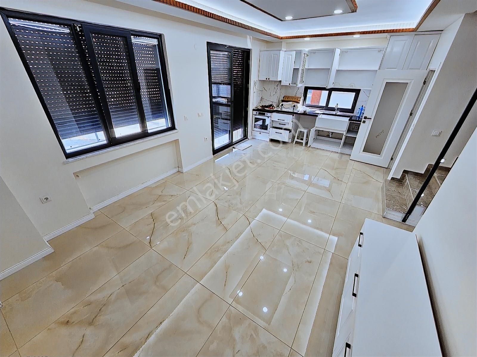 Eu Gayrimenkulden Denize Yakın 4+1 Teraslı Villa - Görsel 9
