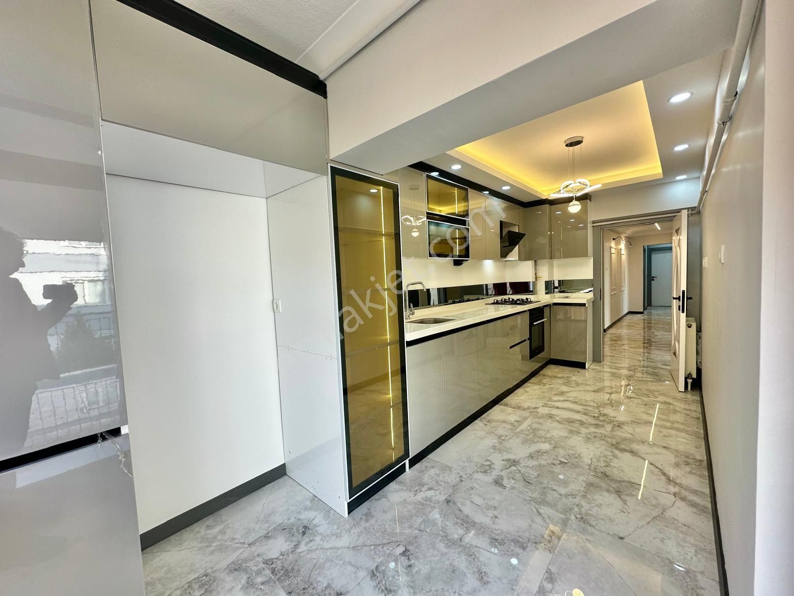 Maraşal Çakmak Mah. 3+1 Lüks Yapılı Salon Bağımsız Ara Katta - Görsel 4