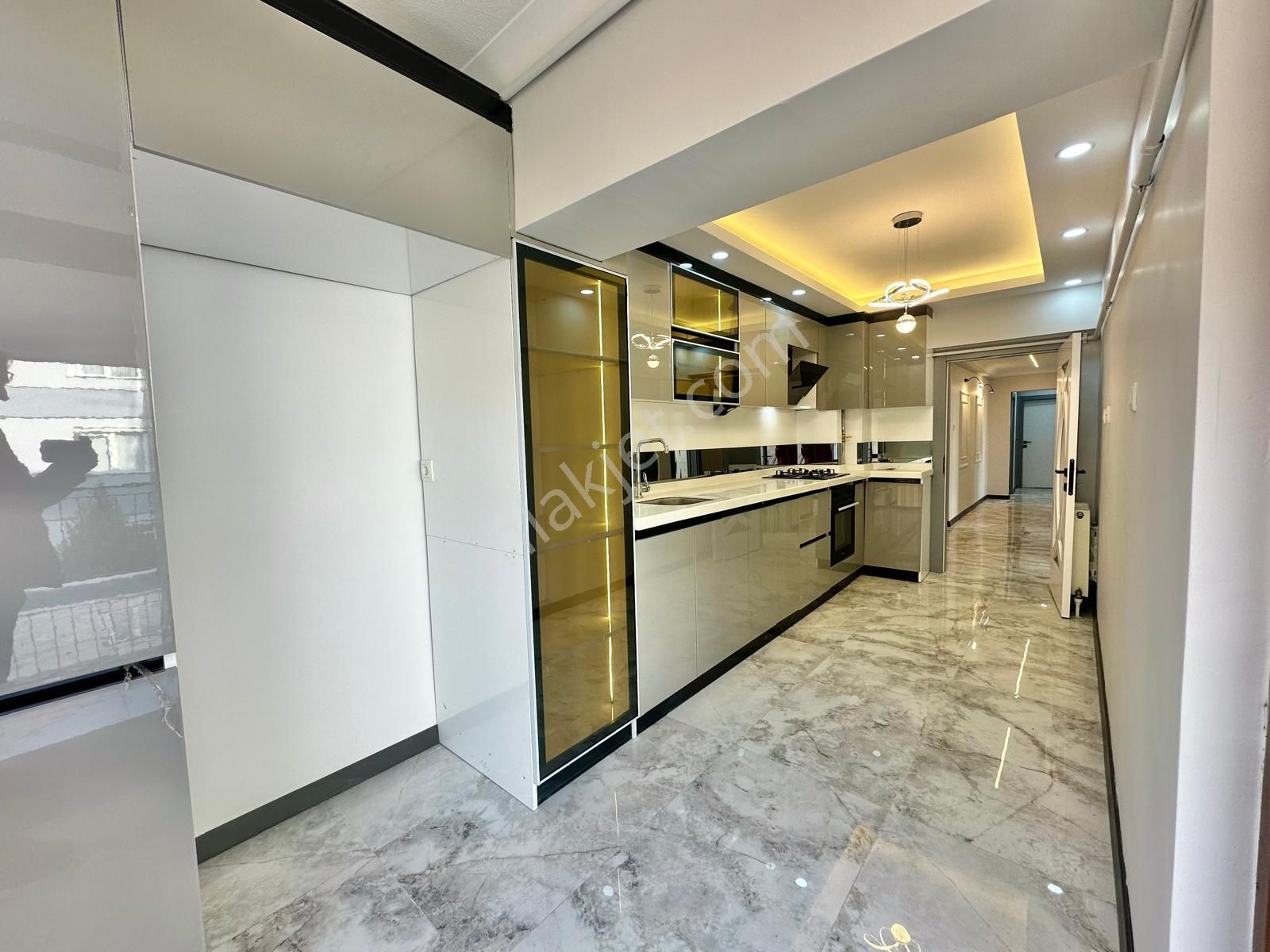 Maraşal Çakmak Mah. 3+1 Lüks Yapılı Salon Bağımsız Ara Katta - Görsel 3