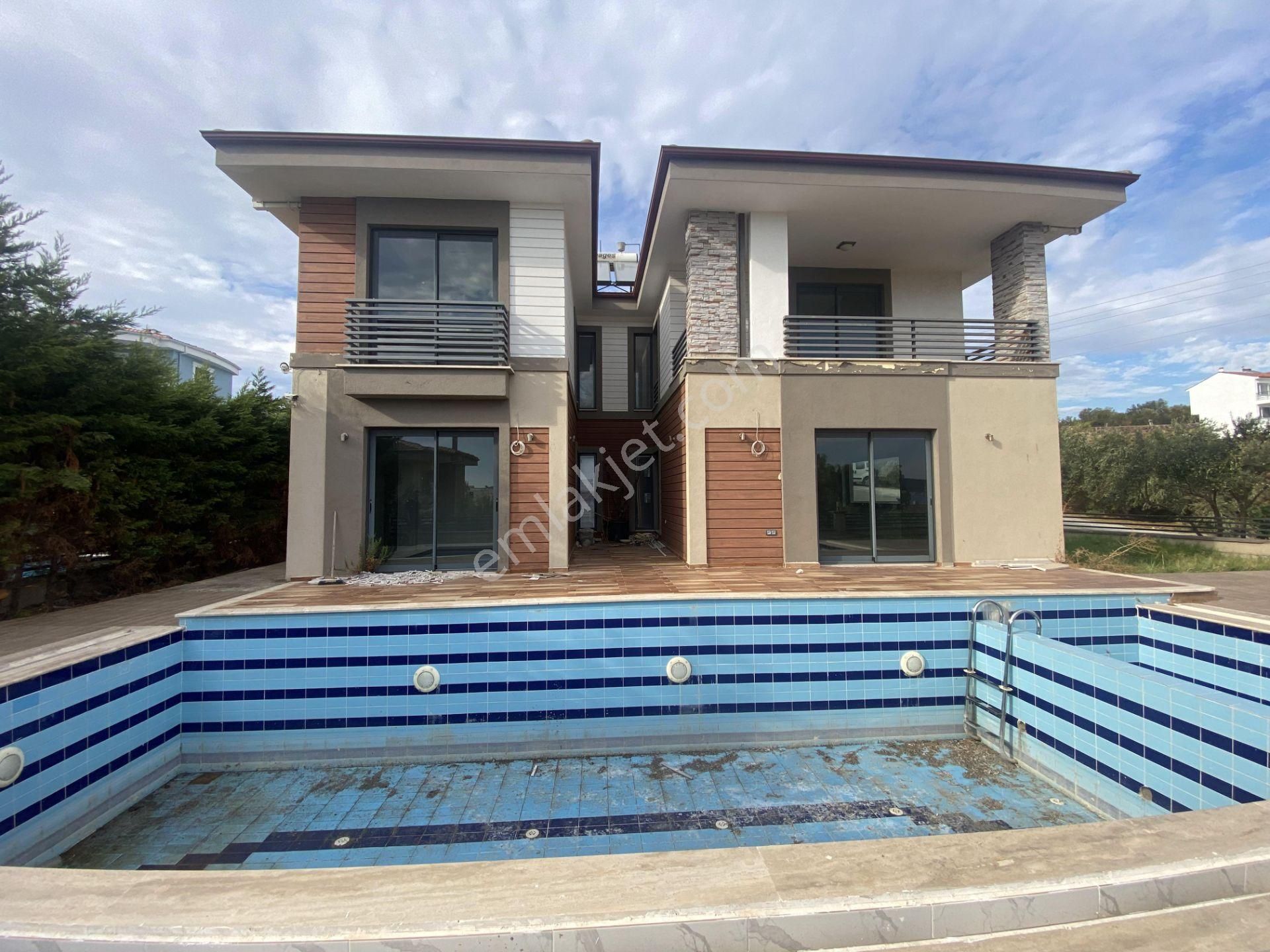 Balıkesir Ayvalık Cunda Da Satılık Muhtesem Villa.denize Sıfır.