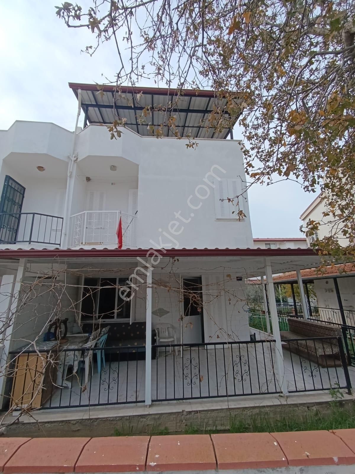 Kuşadası Güzelçamlı"da Denize 550 M. Cadde Üzeri Satılık Villa..