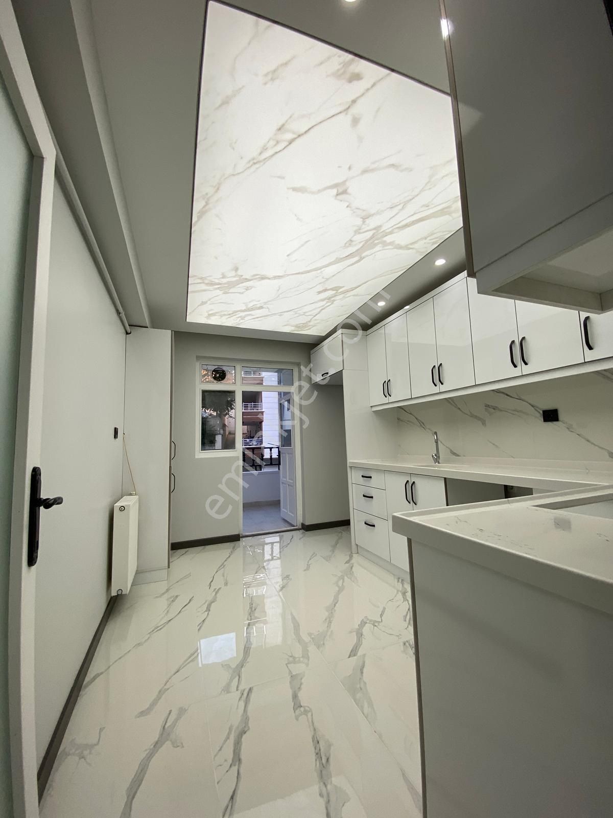 Bilgen Vatan'dan Bağlarbaşı Cadde Üzeri Megalüks Yapılı Masrafsız Asansörlü 3+1 Satılık Ön Cephe