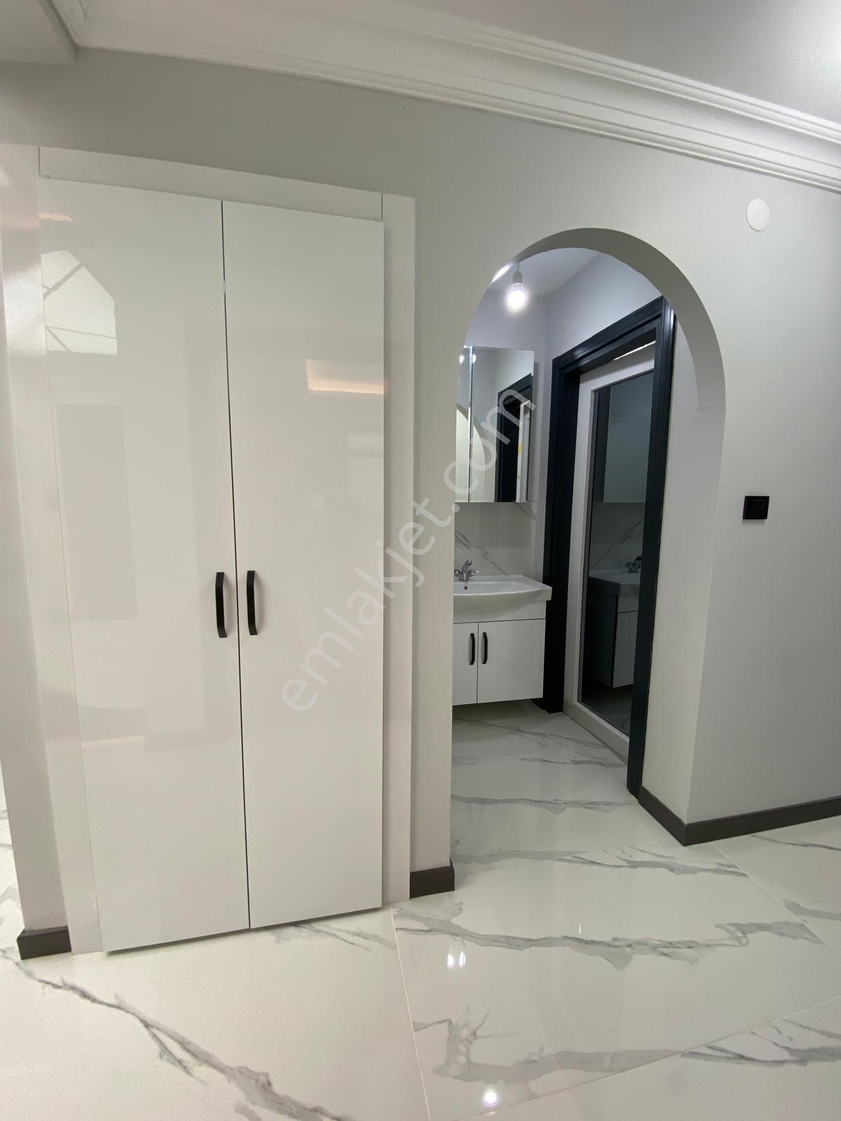 Bilgen Vatan'dan Bağlarbaşı Cadde Üzeri Megalüks Yapılı Masrafsız Asansörlü 3+1 Satılık Ön Cephe - Görsel 12