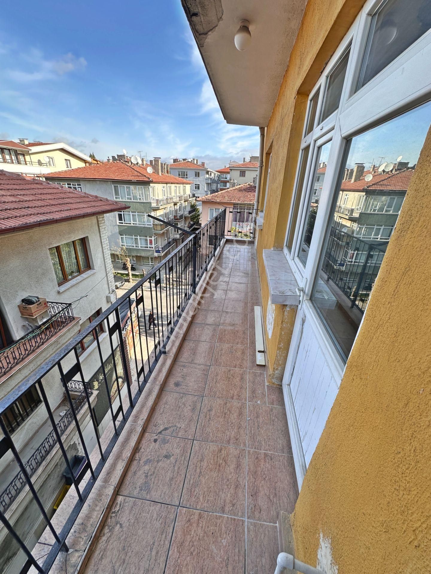 Dikimevi Metro Yakınında Ara Katta Ön Cephede 3+1 Kiralık Daire - Görsel 26