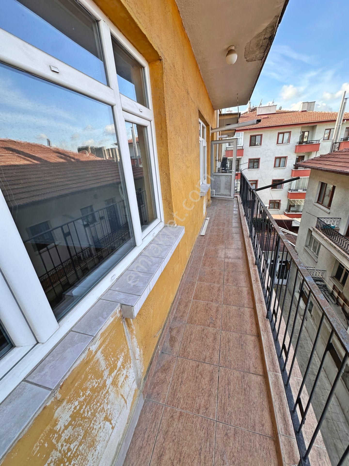 Dikimevi Metro Yakınında Ara Katta Ön Cephede 3+1 Kiralık Daire - Görsel 27