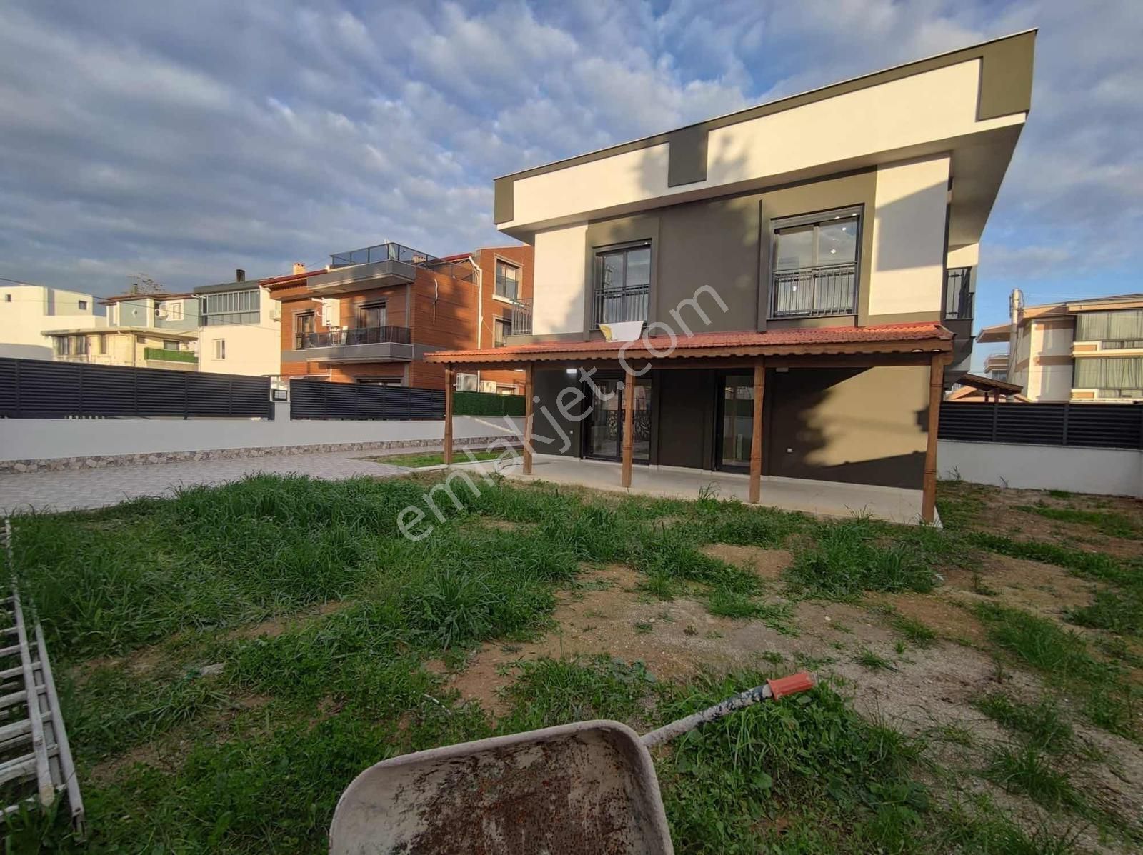 Qzen Gayrimenkul'den Geniş Bahçeli Otoparklı 3+1 Villa