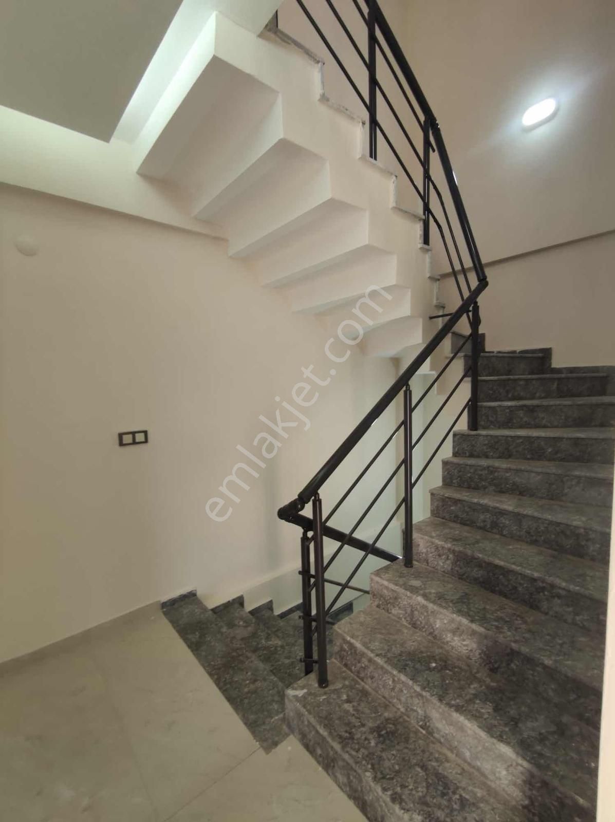 Qzen Gayrimenkul'den Geniş Bahçeli Otoparklı 3+1 Villa - Görsel 6