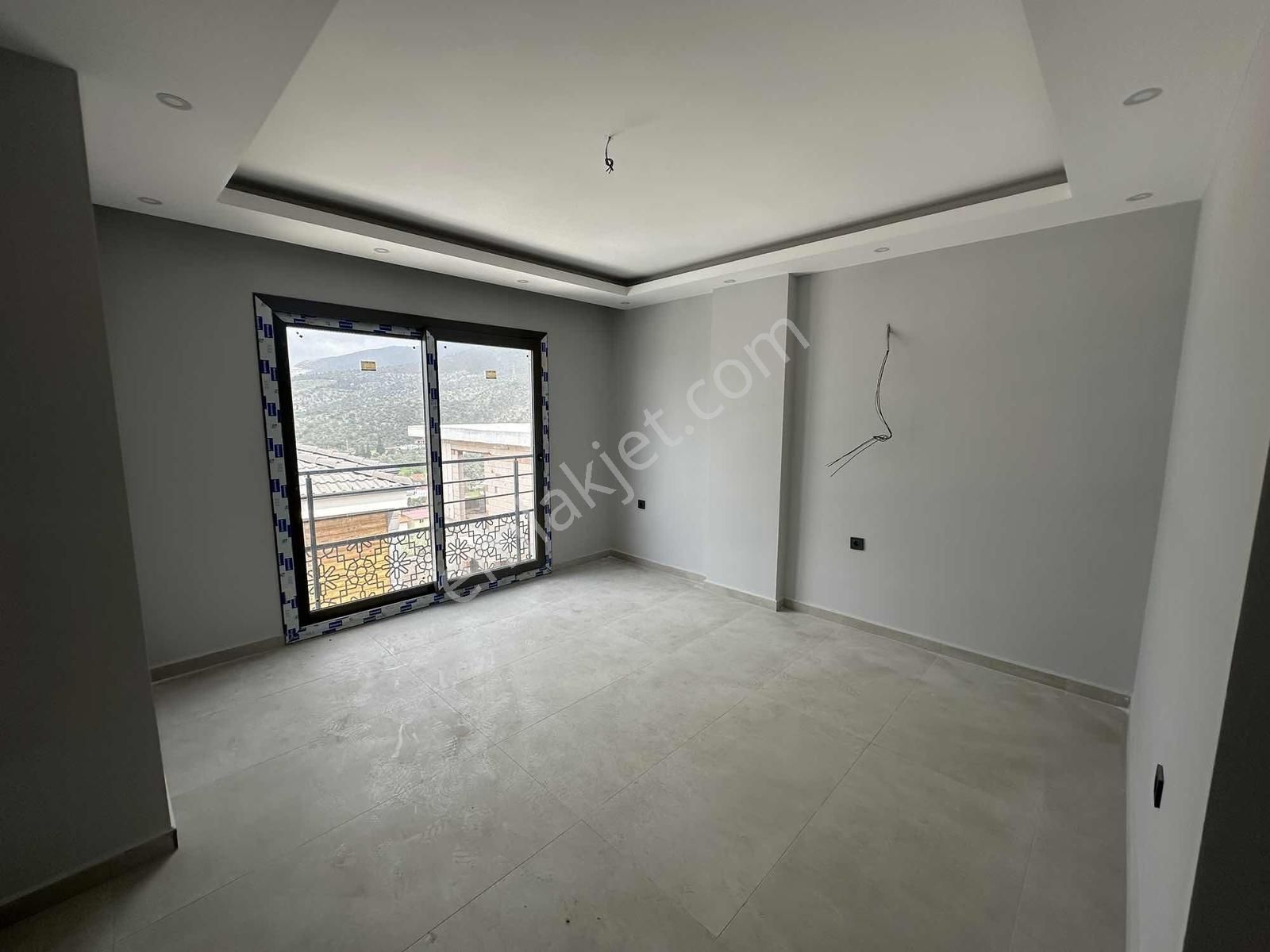 Beçin'de Doğa Manzaralı Kiralık Sıfır Triplex Villa - Görsel 22