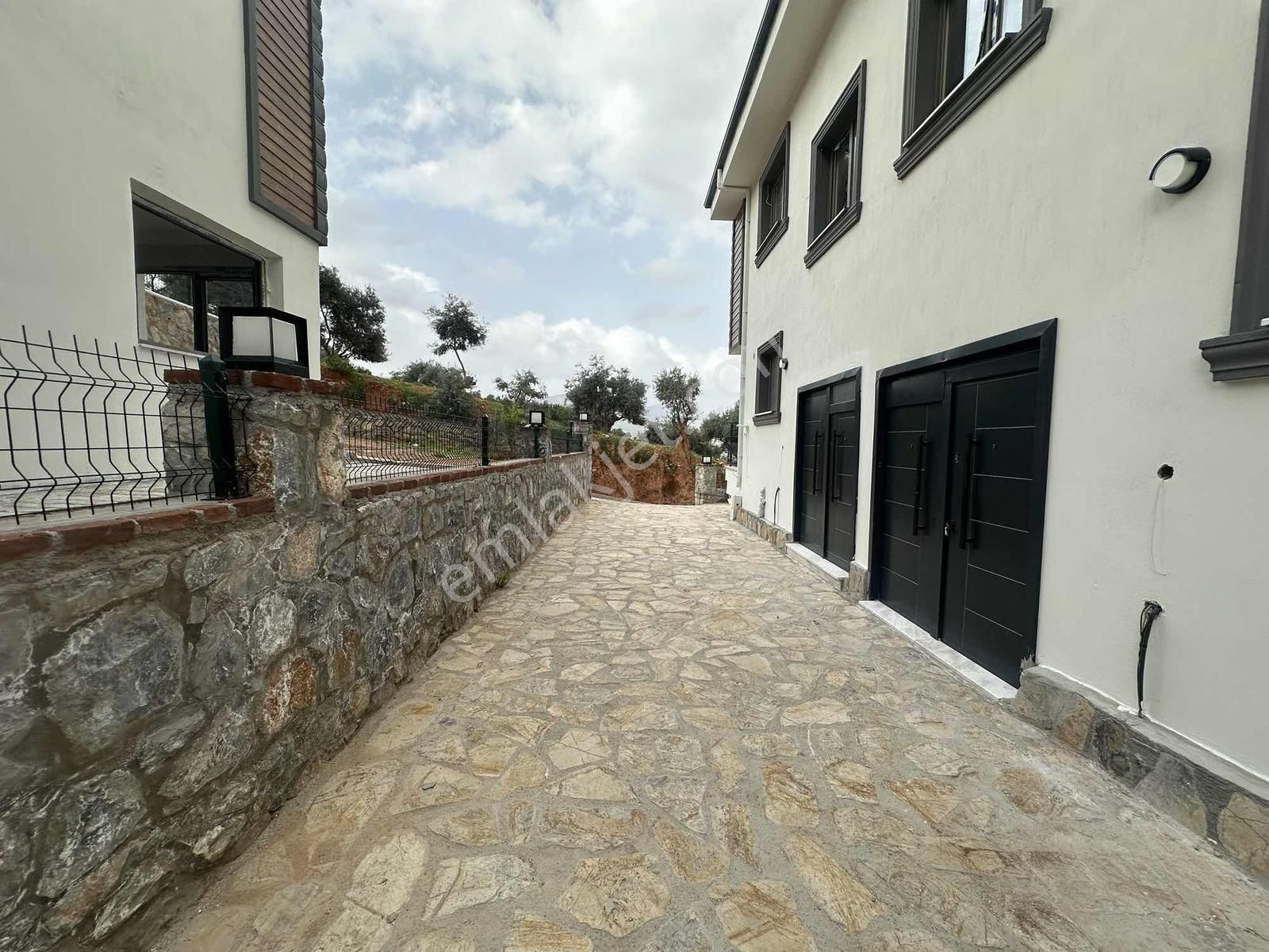 Beçin'de Doğa Manzaralı Kiralık Sıfır Triplex Villa - Görsel 30