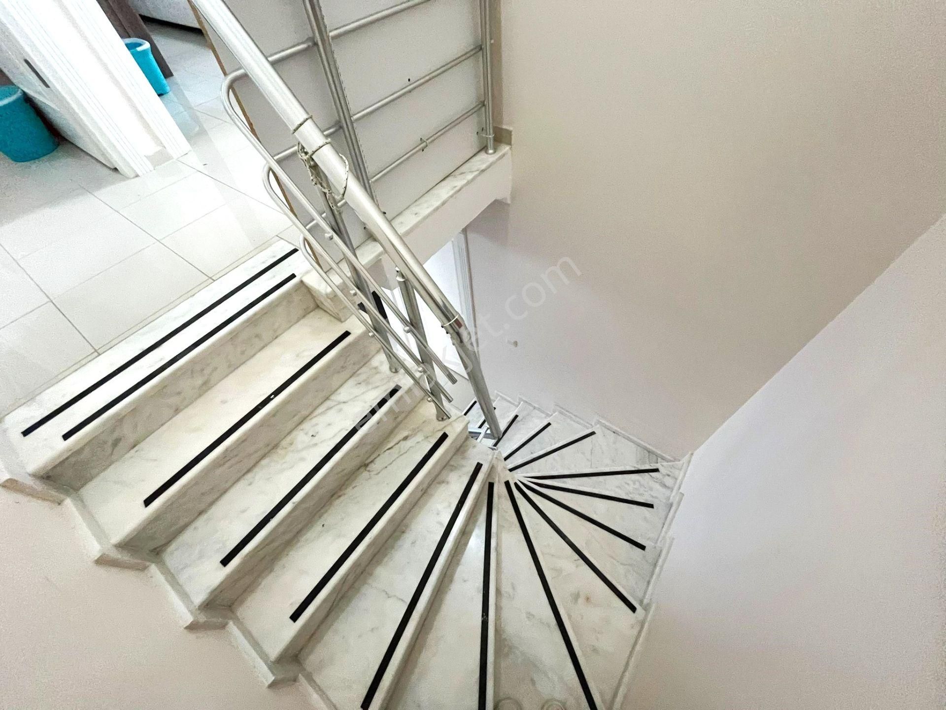 Tek Yetkili Aygül'den Güre'de Geniş Bahçe Peyzajlı Denize Sıfır Site İçinde Havuzlu 3+1satılık Villa - Görsel 16
