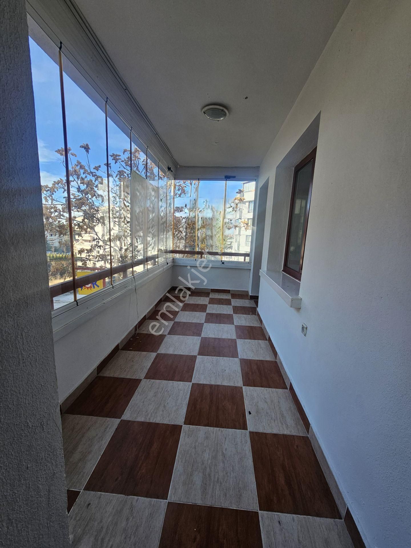 Çankaya Karapınar Mahallesi 'nde Kiralık Arakat Konumunda 3+1 Daire - Görsel 8