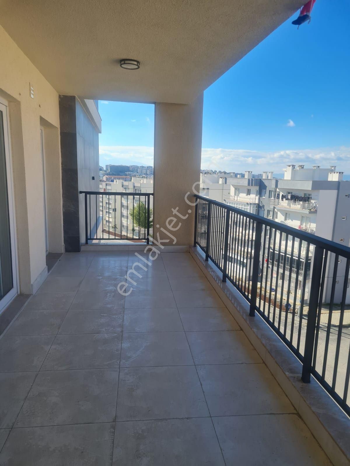 Kuşadası Ege Mahalllesinde Yerden Isıtmalı Satılık 3+1 135 M2 Sıfır Lüx Arakat Daire