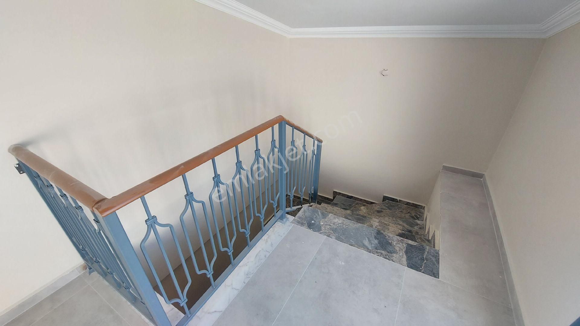 Kuşadası Cumhuriyet Mahallesinde Köşe Konum Yerden Isıtmalı Sıfır 3+1 Çatı Dublexi. - Görsel 15