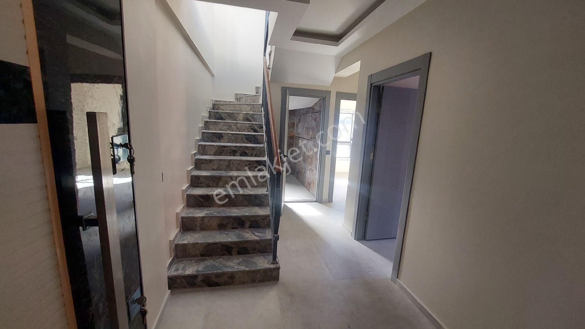 Kuşadası Cumhuriyet Mahallesinde Köşe Konum Yerden Isıtmalı Sıfır 3+1 Çatı Dublexi. - Görsel 5