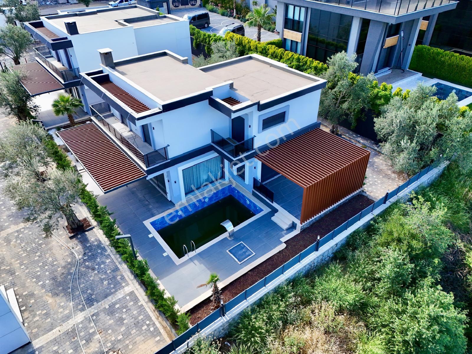 Akçay Aras Emlaktan Gürede Havuzlu Muhteşem Villalar