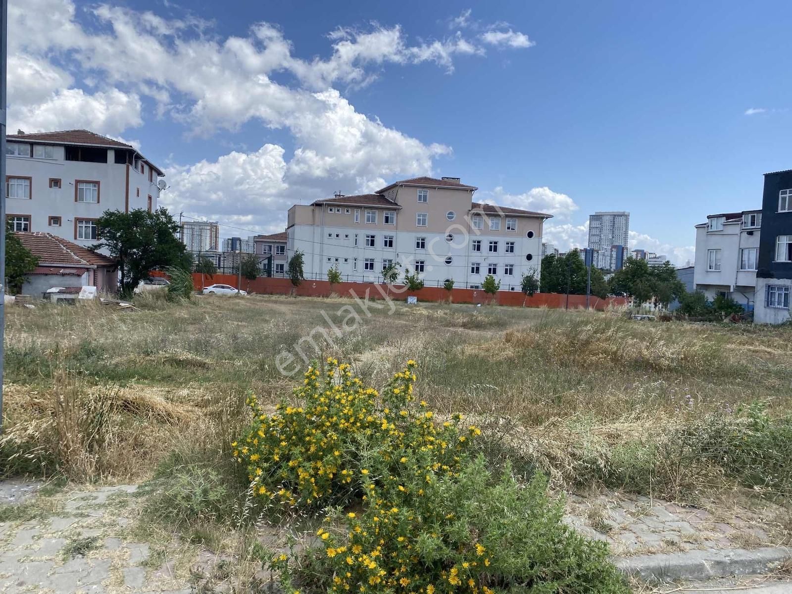 Yarımburgaz Mah. 0.90 Emsal Merkez'de Satılık 666m2 İmarlı Arsa