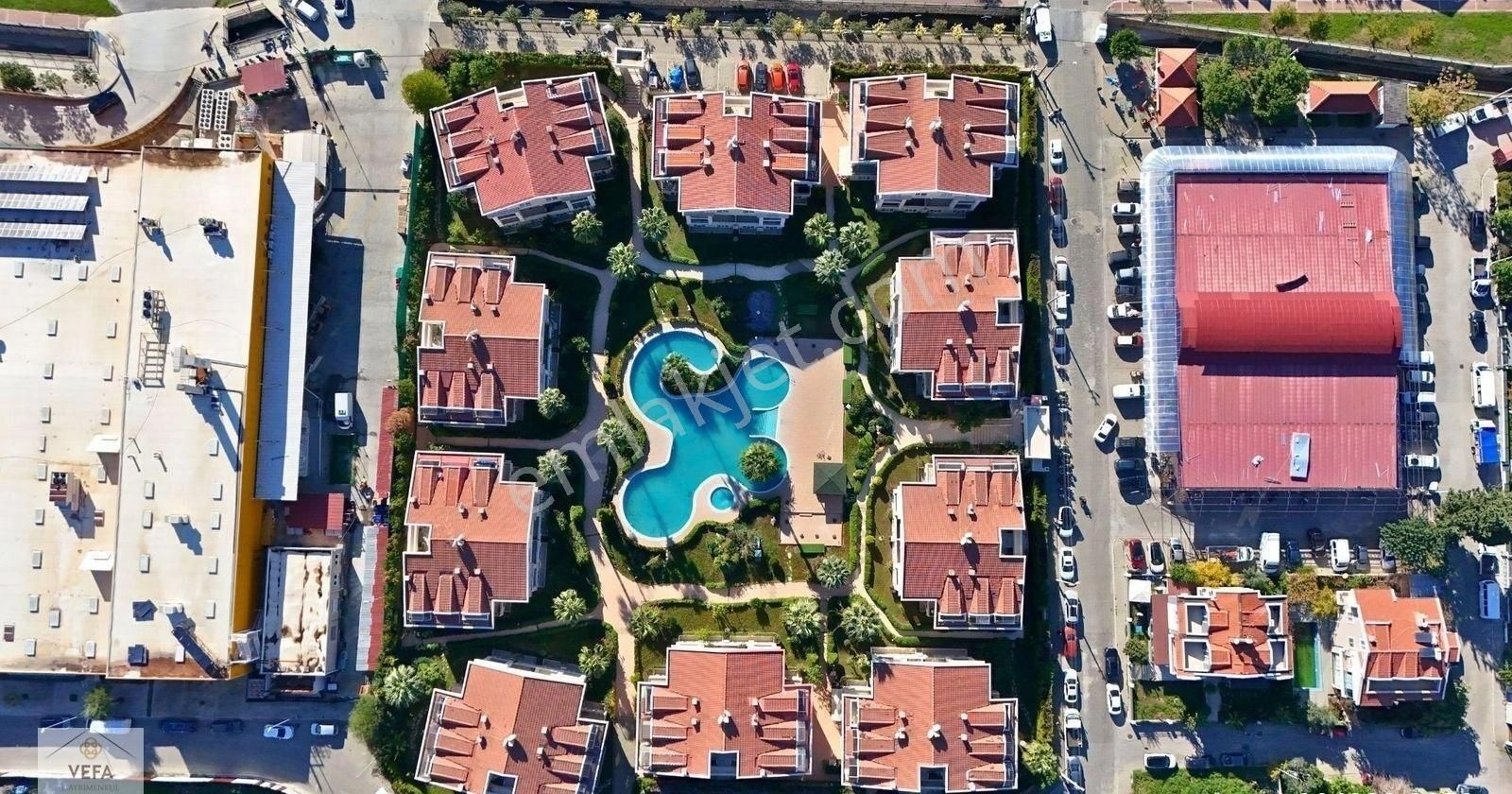 Marmaris'te Güvenlikli Havuzlu Sitede Satılık 3+1 Bahçe Dubleksi