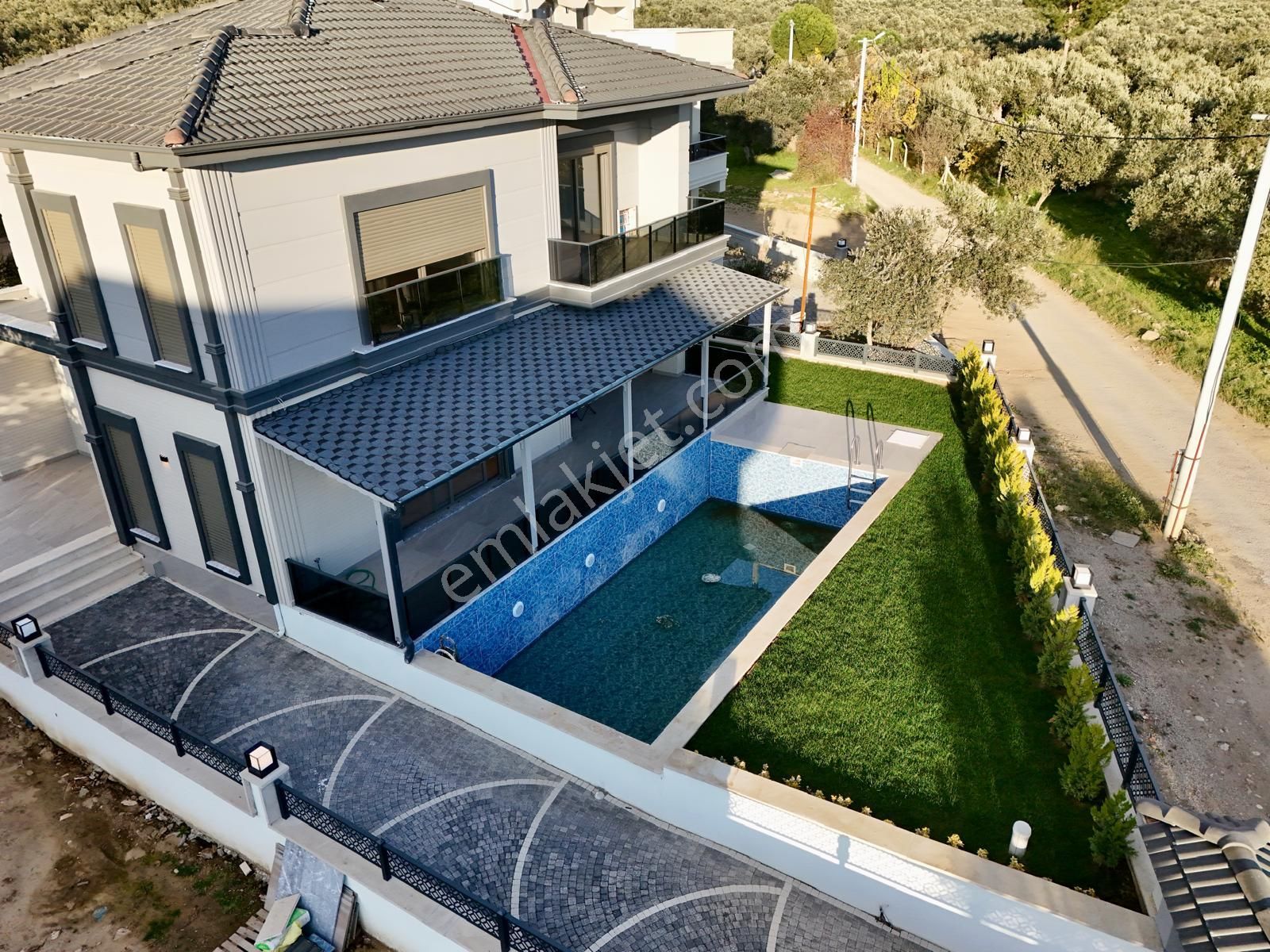 Akçay Aras Emlaktan Gürede Havuzlu Müstakil Lüks Villa - Görsel 3