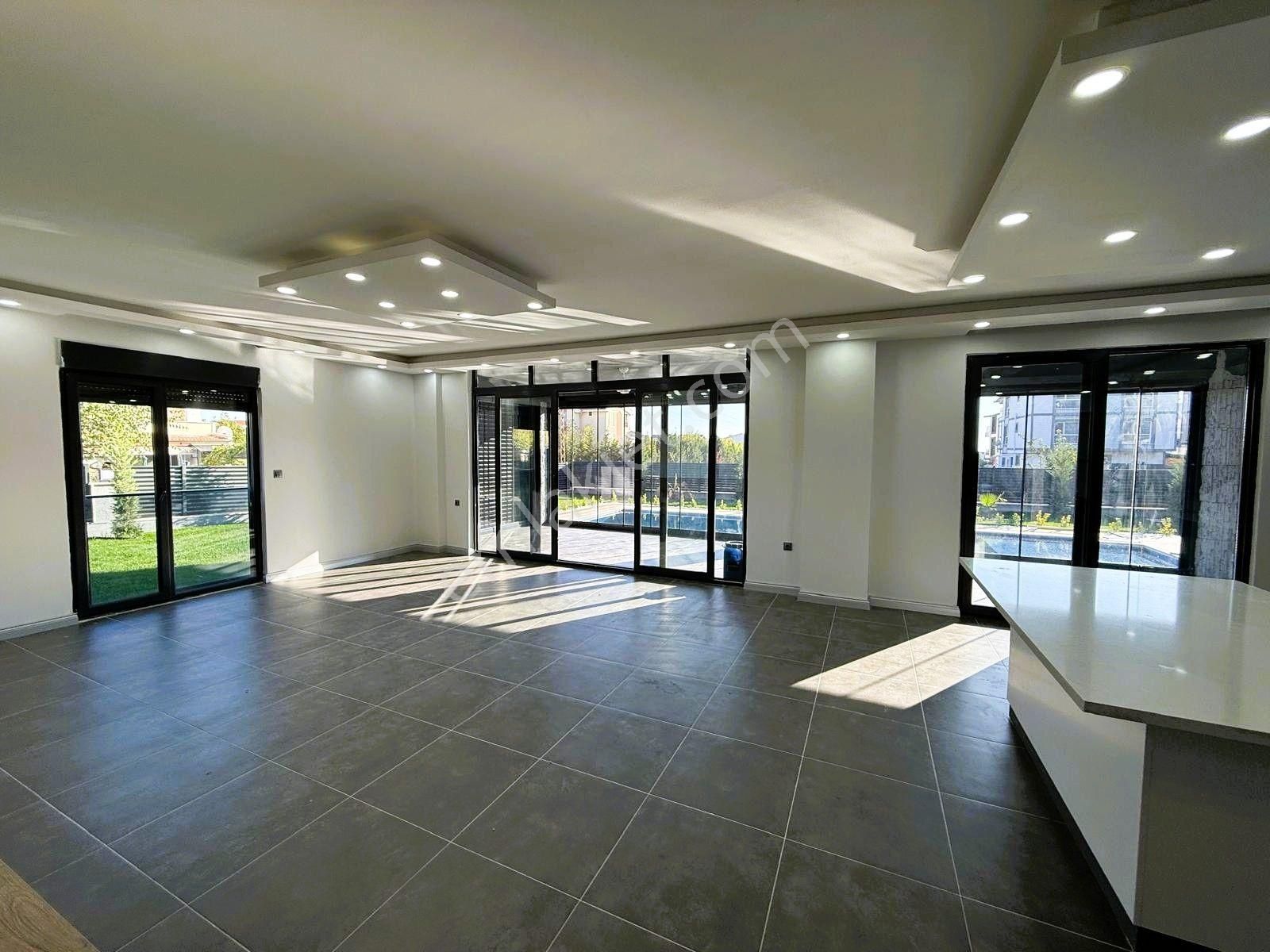 Yeniçiftlikte Deniz Manzaralı Havuzlu Ultra Lüx 6+2 Müstakil Villa Yazlık - Görsel 12