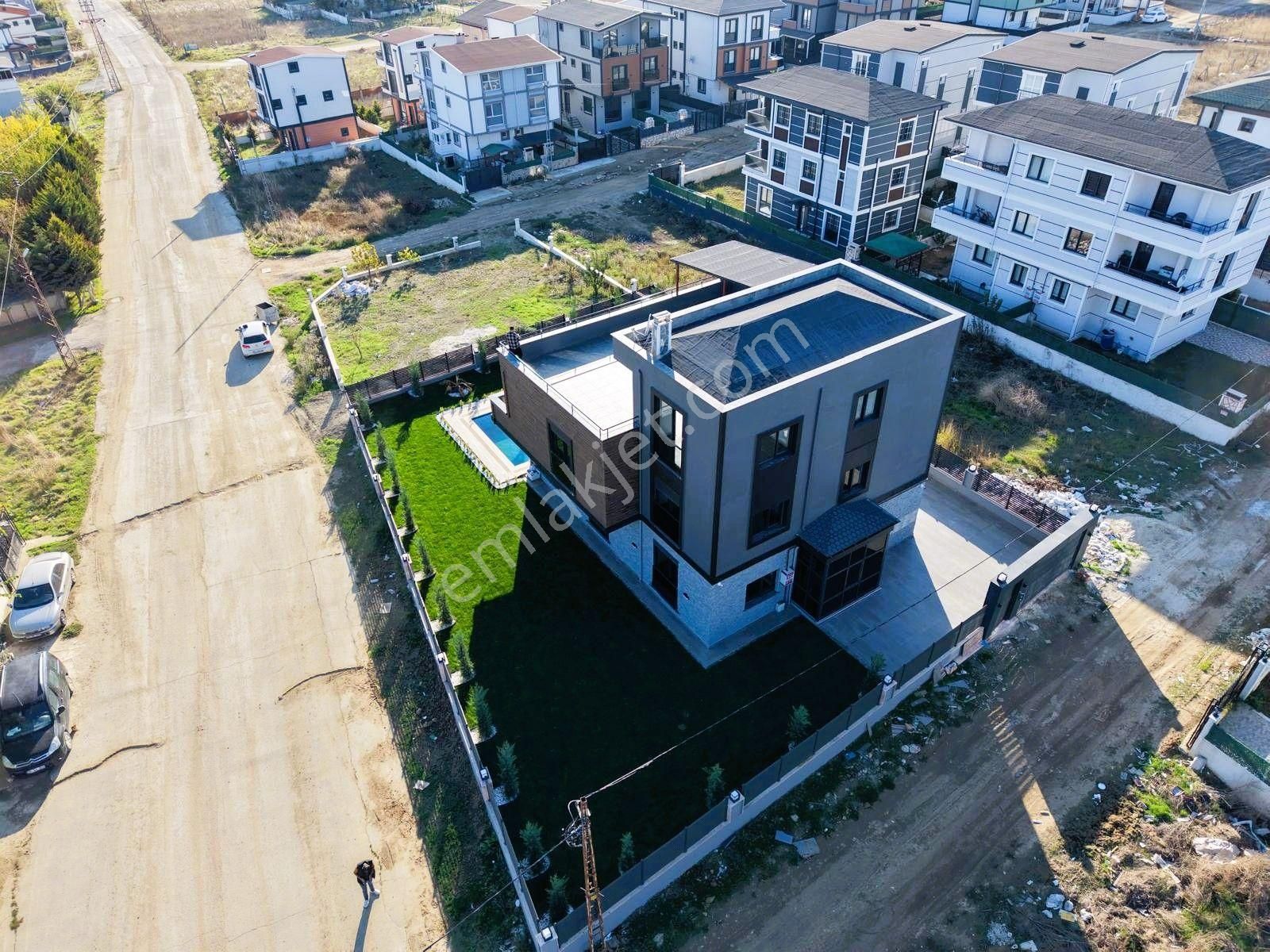 Yeniçiftlikte Deniz Manzaralı Havuzlu Ultra Lüx 6+2 Müstakil Villa Yazlık - Görsel 24