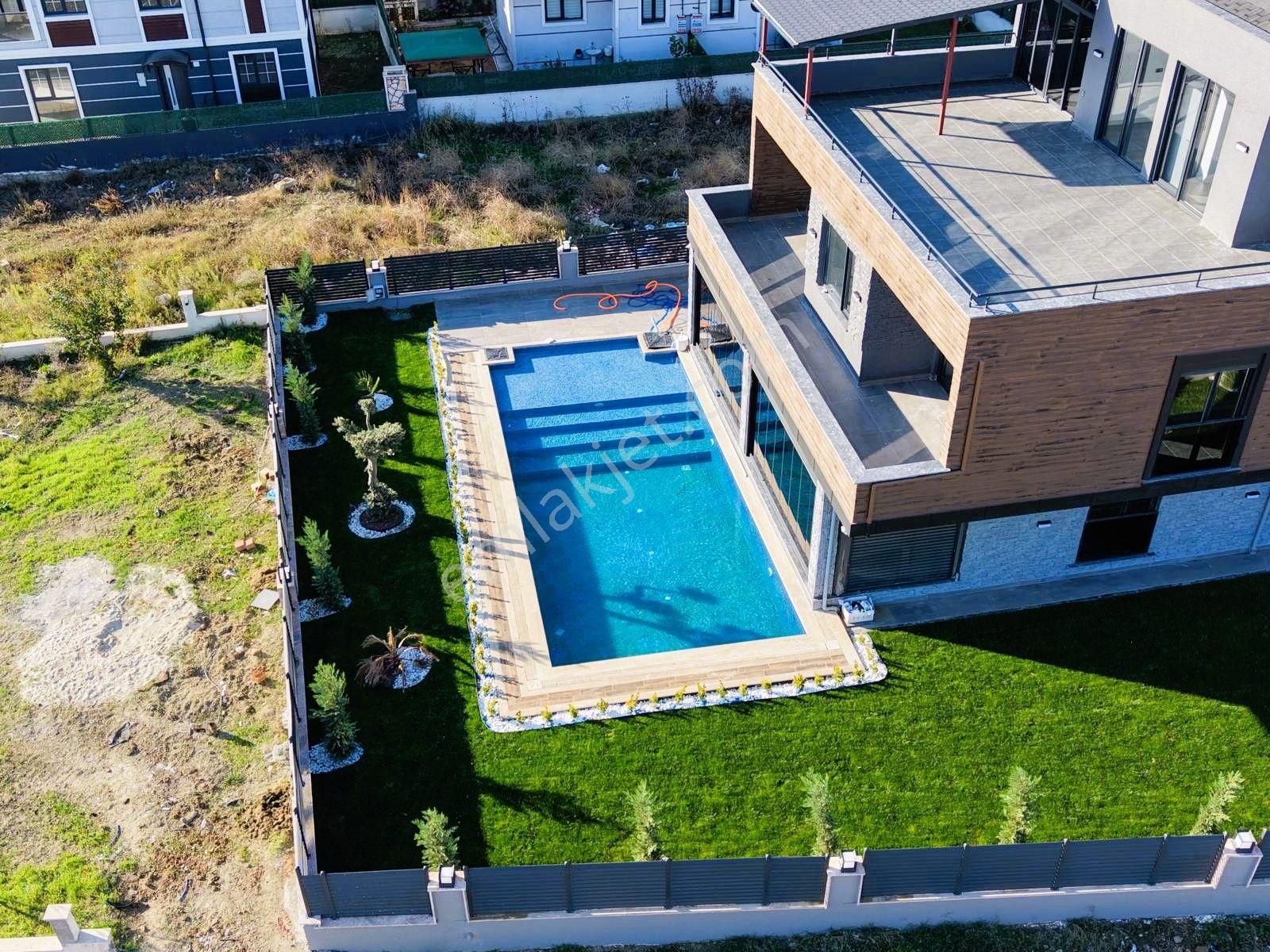 Yeniçiftlikte Deniz Manzaralı Havuzlu Ultra Lüx 6+2 Müstakil Villa Yazlık