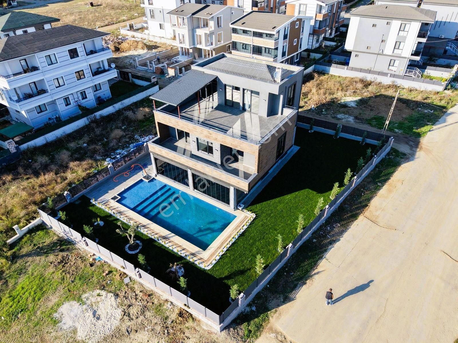 Yeniçiftlikte Deniz Manzaralı Havuzlu Ultra Lüx 6+2 Müstakil Villa Yazlık - Görsel 2