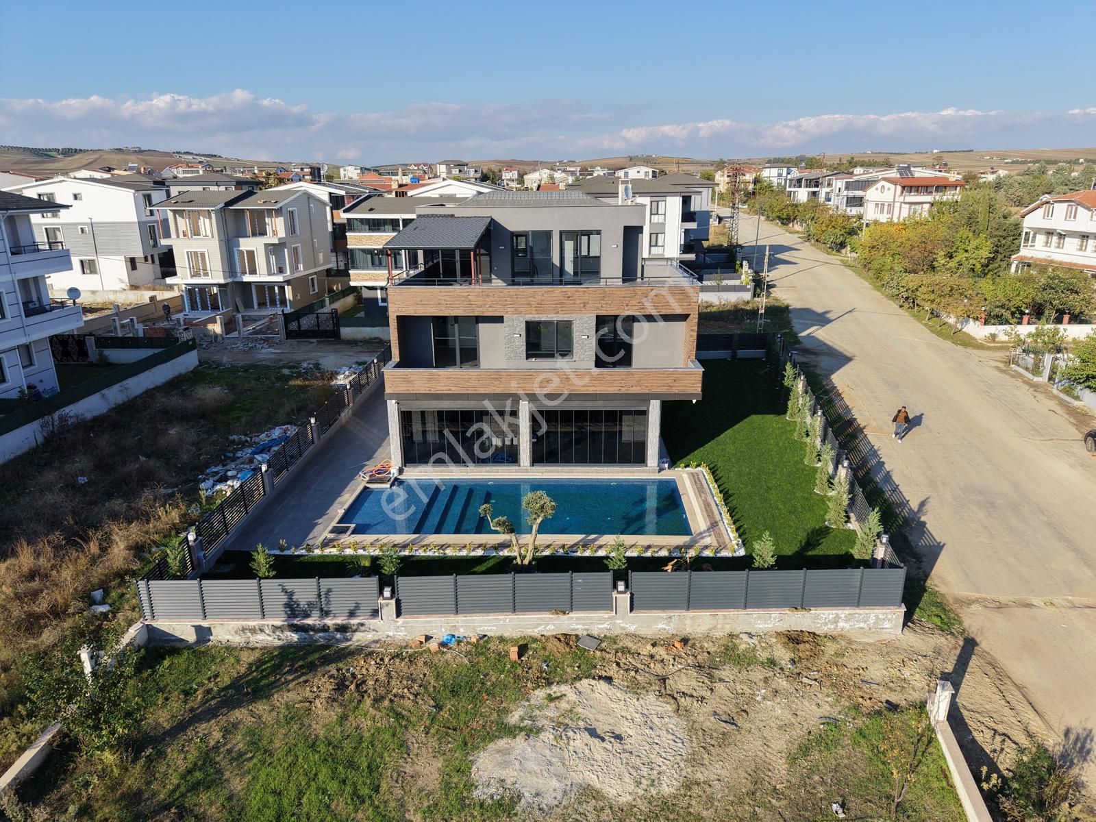 Yeniçiftlikte Deniz Manzaralı Havuzlu Ultra Lüx 6+2 Müstakil Villa Yazlık - Görsel 3