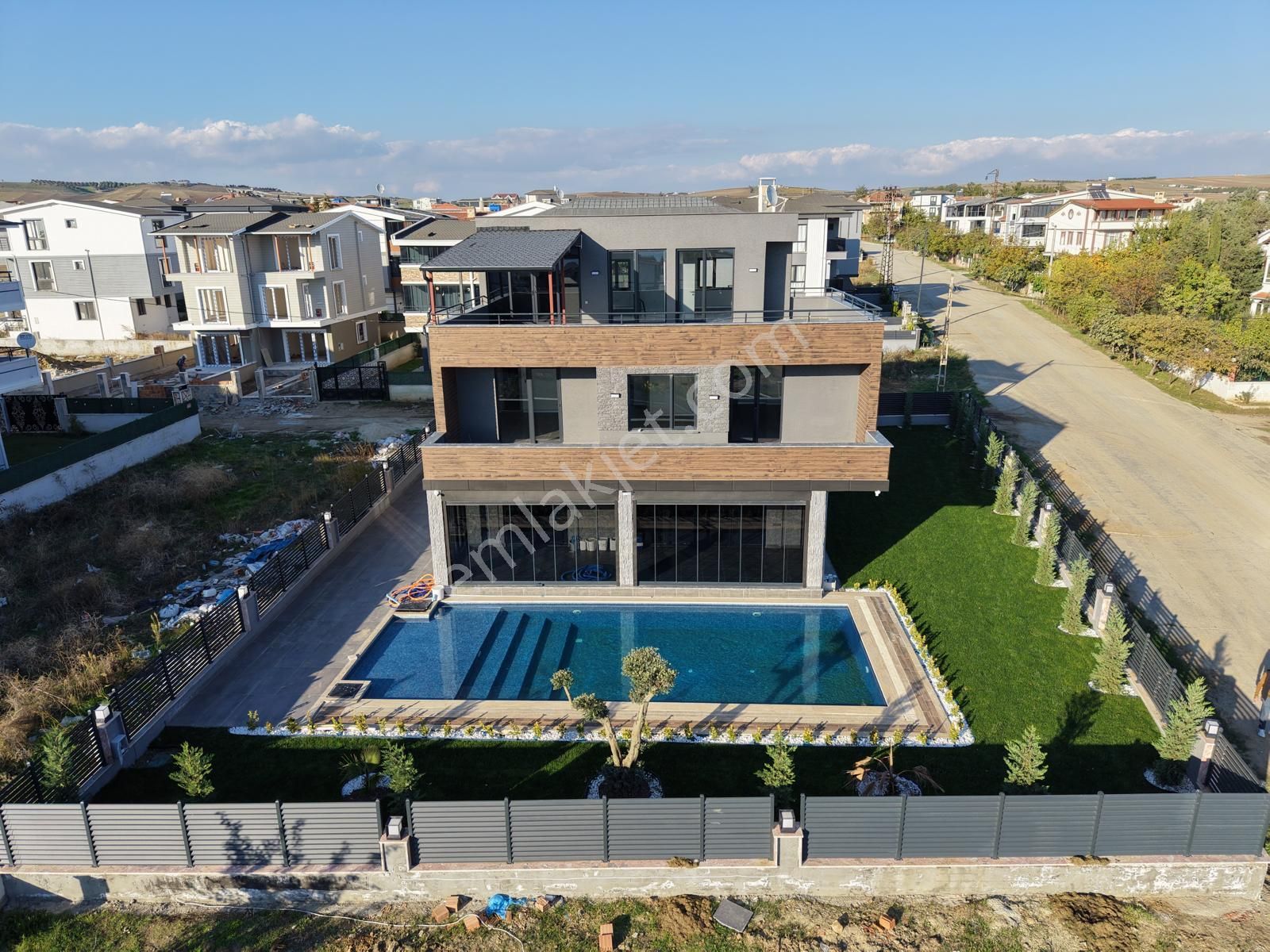 Yeniçiftlikte Deniz Manzaralı Havuzlu Ultra Lüx 6+2 Müstakil Villa Yazlık - Görsel 32