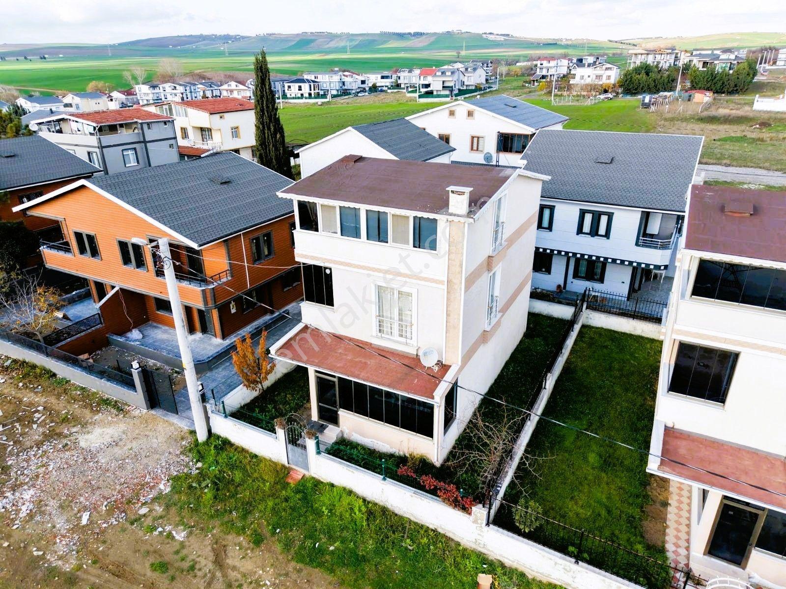 Yeniçiftlikte Deniz Manzaralı 200 M2 Arsa İçerisinde Müstakil İskanlı 4+1 Villa Yazlık