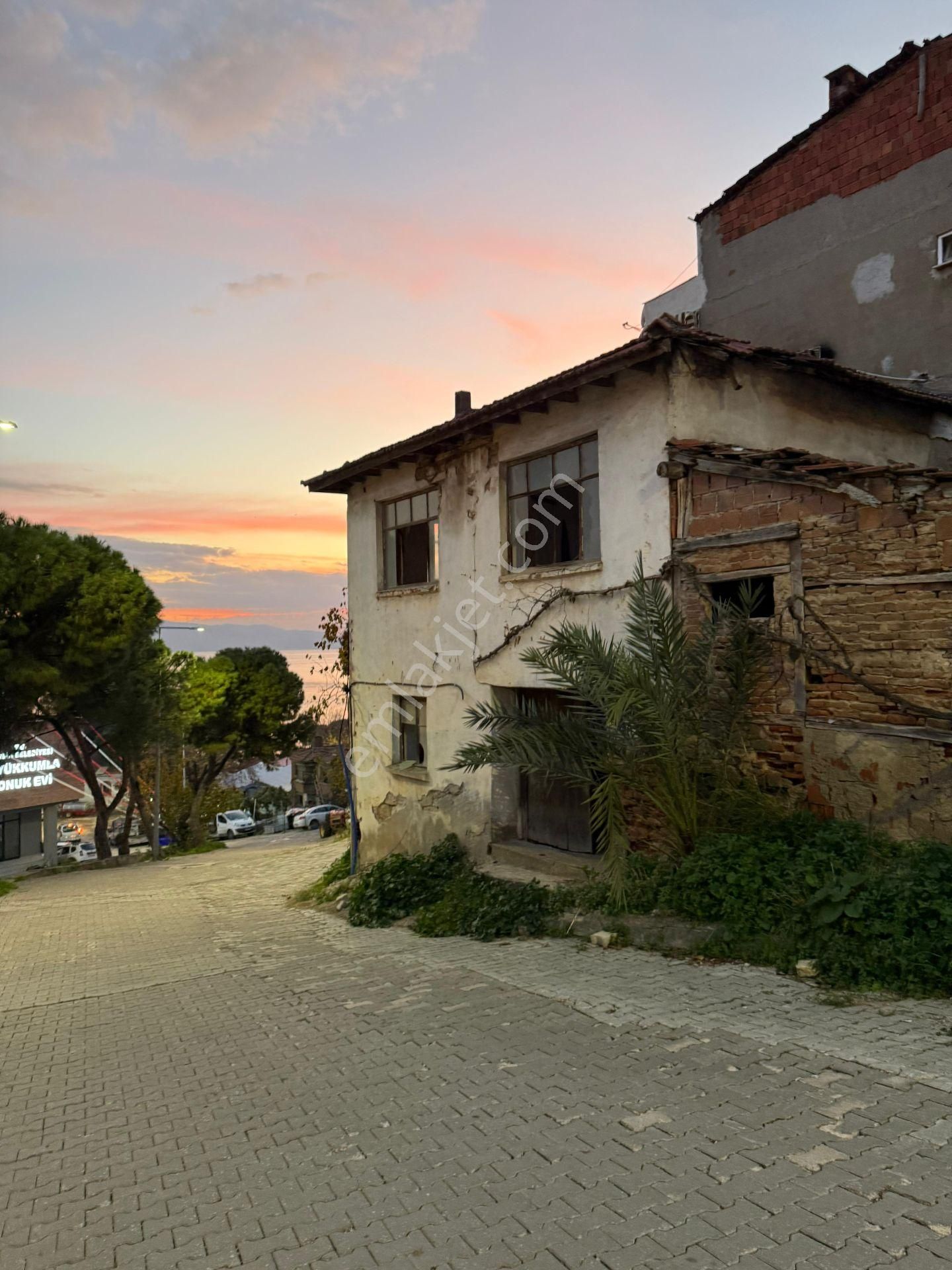 B.kumla Köy İçinde Deniz Manzaralı Bahçeli Kargir Ev