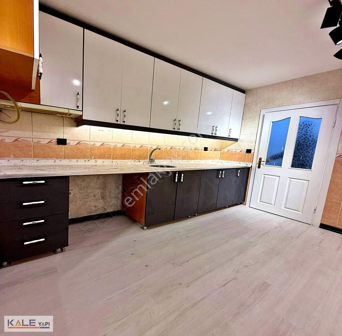 Bahçeşehire Komşu Krediye Uygun 3+1 Yatırımlık Daire - Görsel 8