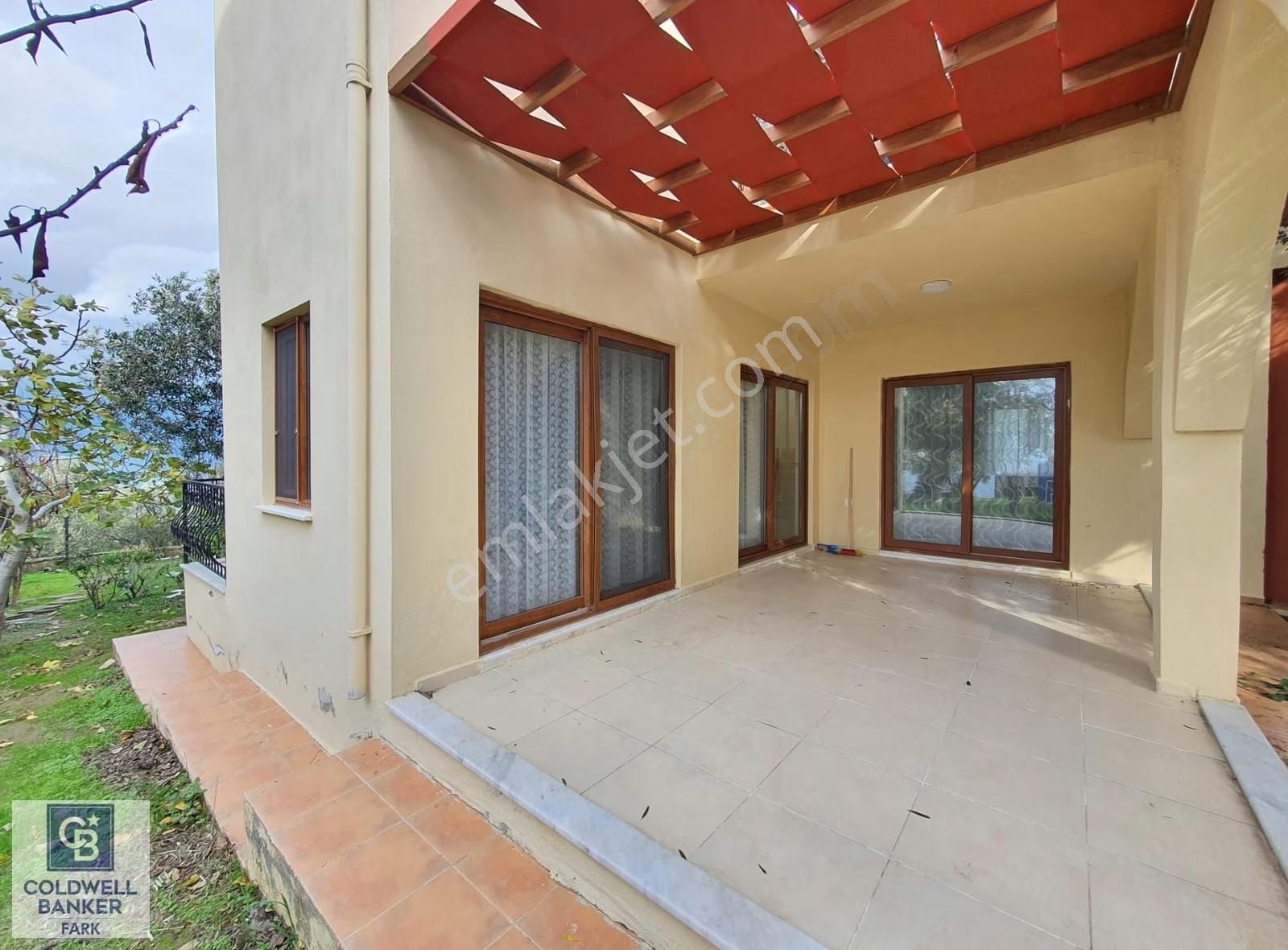 Cb Fark'tan 4+1 Doğlgaz Bahçeli Deniz Manzaralı Masrafsız Villa