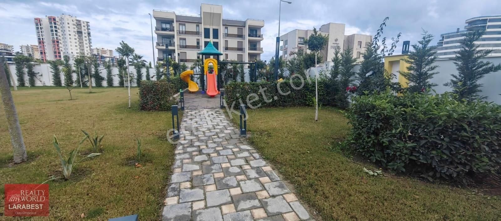 Altıntaş'ta Cadde Üzeri Marlin Port'ta 2+1 Kiralık Daire