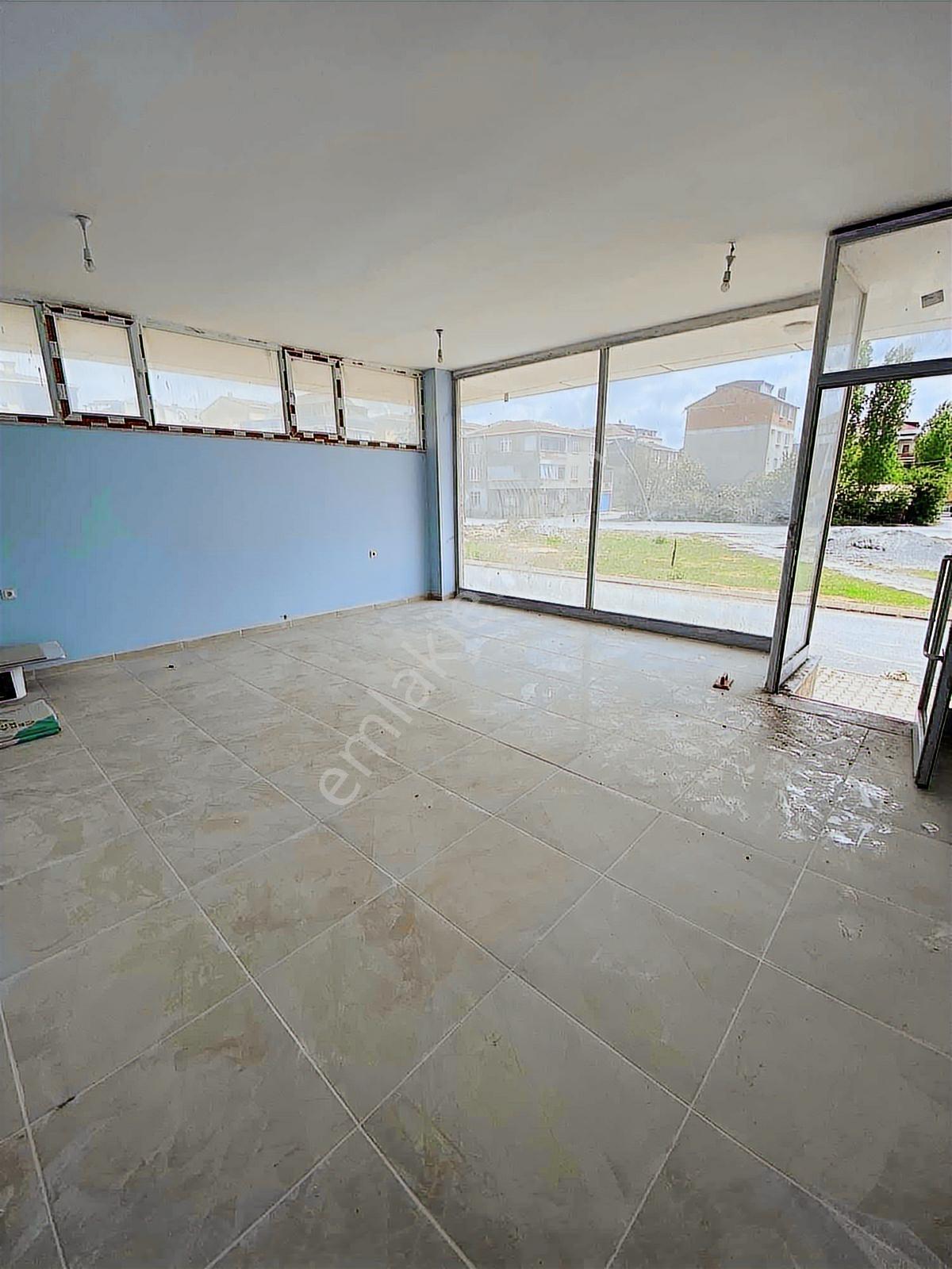 Bolluca Meydan'da 60mt2 Kiralık Köşe Dükkan - Görsel 3