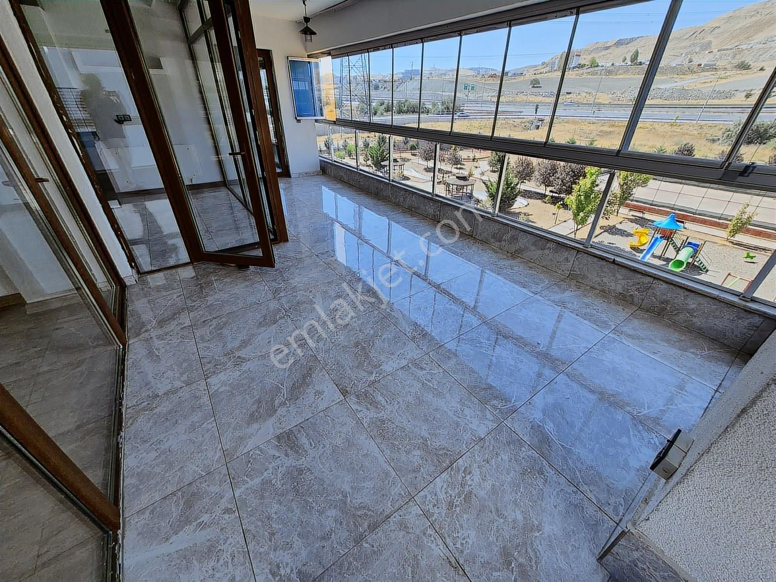 Arel'den Bağlıca Three Life Sitesi 4.kat Çok Geniş Kullanışlı 4+ - Görsel 6