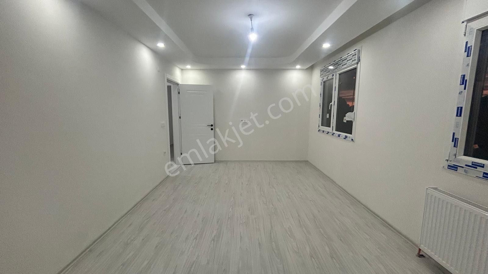 No:10 Gayrimenkul’den – Merkezi Konum, Cadde Üstü, Ara Kat 2+1 Kapalı Mutfak • Kiralık - Görsel 2